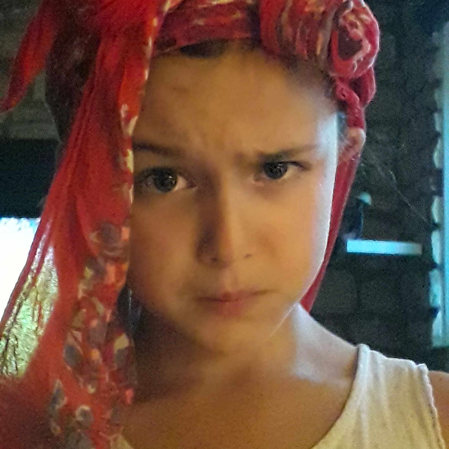 Azadeh a rejoint le concours — aidez-le/la à gagner de superbes lots ! brown_hair, chin, eyebrow, forehead, girl, hair_accessory, hair_care, hair_coloring, hairstyle, head, headgear, headpiece, human_hair_color, lip, long_hair, person, red_hair, turban