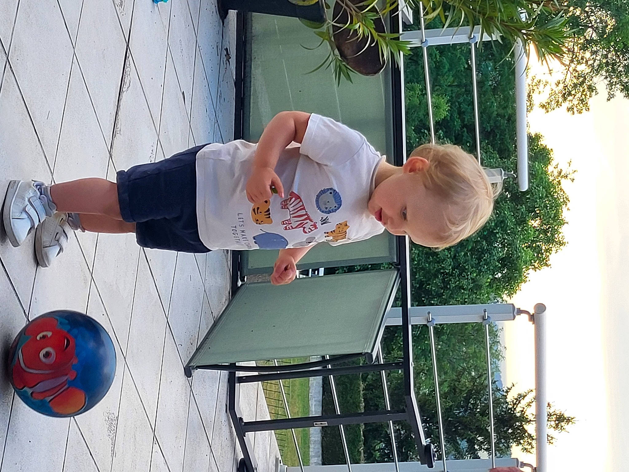 Lény a rejoint le concours — aidez-le/la à gagner de superbes lots ! ball, child, fun, human_leg, jeans, leg, leisure, person, plant, recreation, sandal, shorts, t_shirt, thigh, toddler, tree, vacation