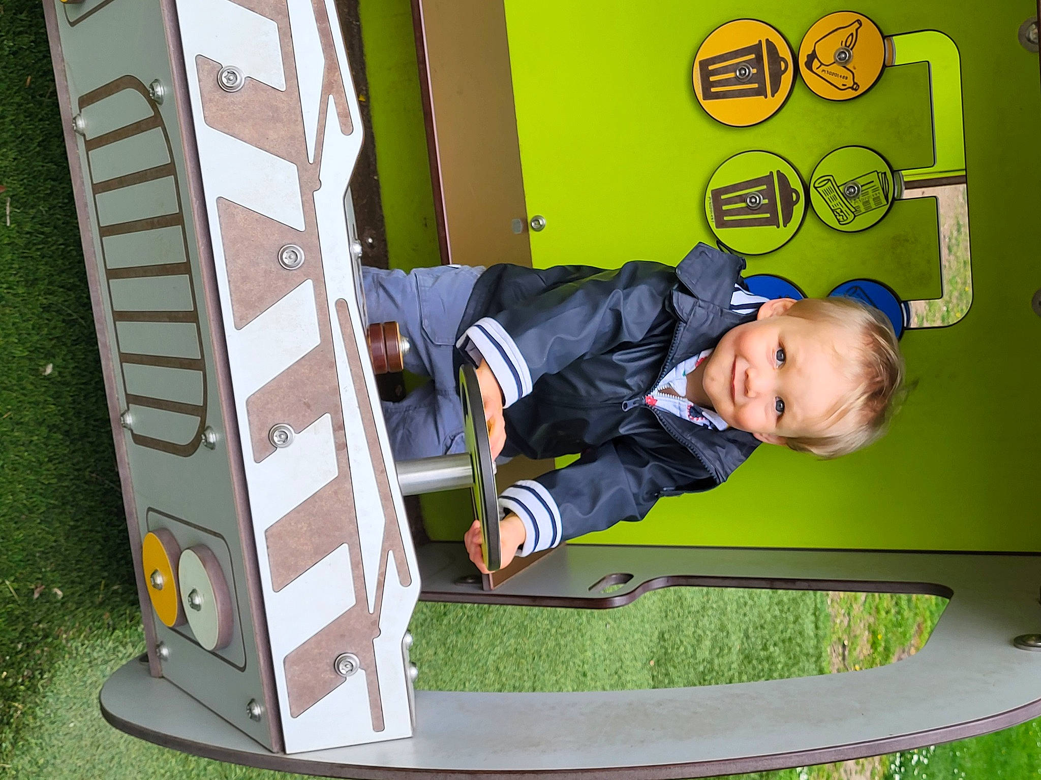 Lény participe au concours pour gagner de l'argent avec cette photo : baby, baby_toddler_clothing, child, flooring, fun, grass, happy, house, joy, leisure, person, play, recreation, rectangle, room, smile, toddler, toy