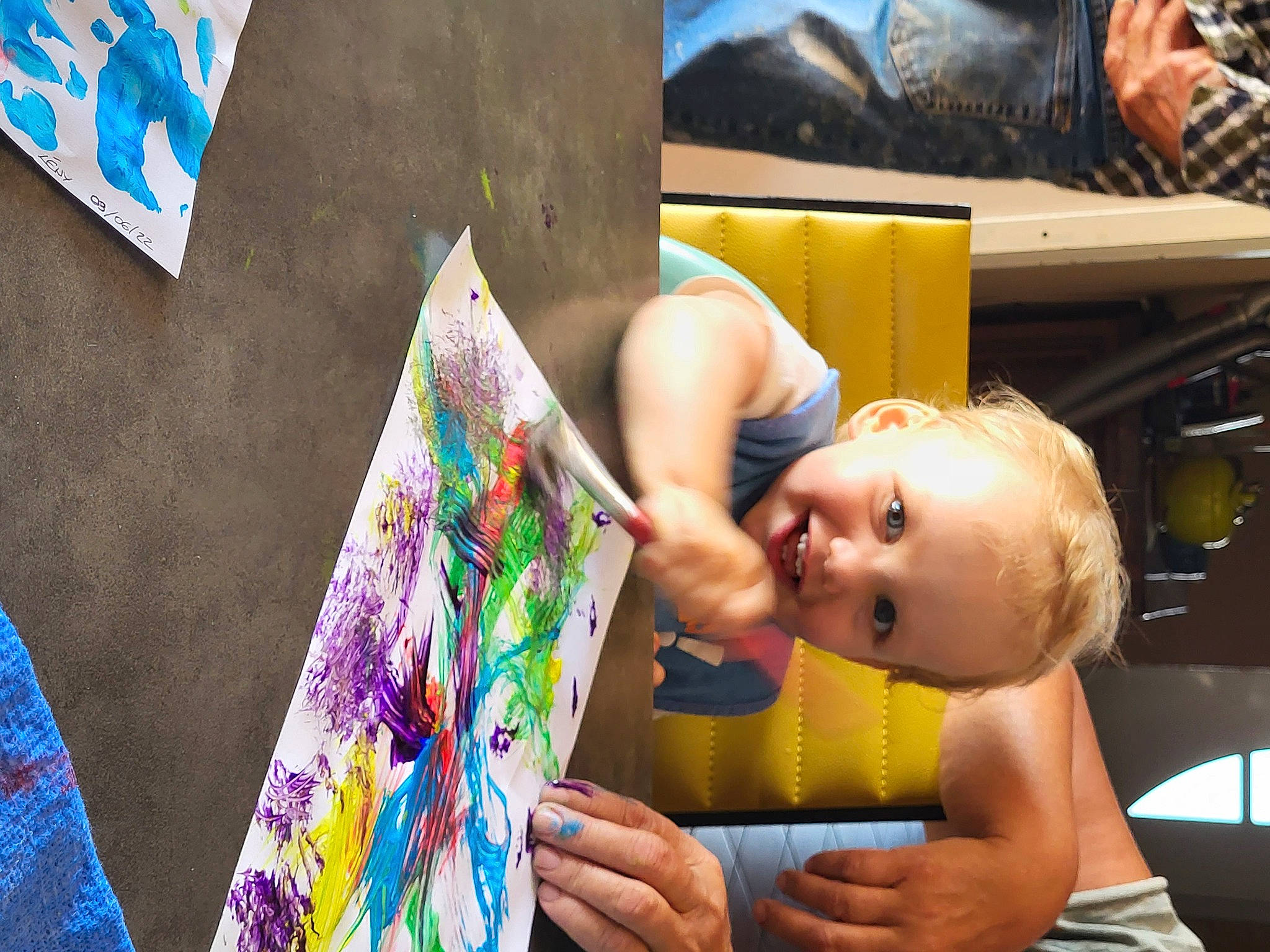 Lény participe au concours pour gagner de l'argent avec cette photo : adaptation, art, artist, baby, child, community, event, finger, fun, hand, happy, joy, leisure, paint, painter, person, product, snapshot, summer, toddler