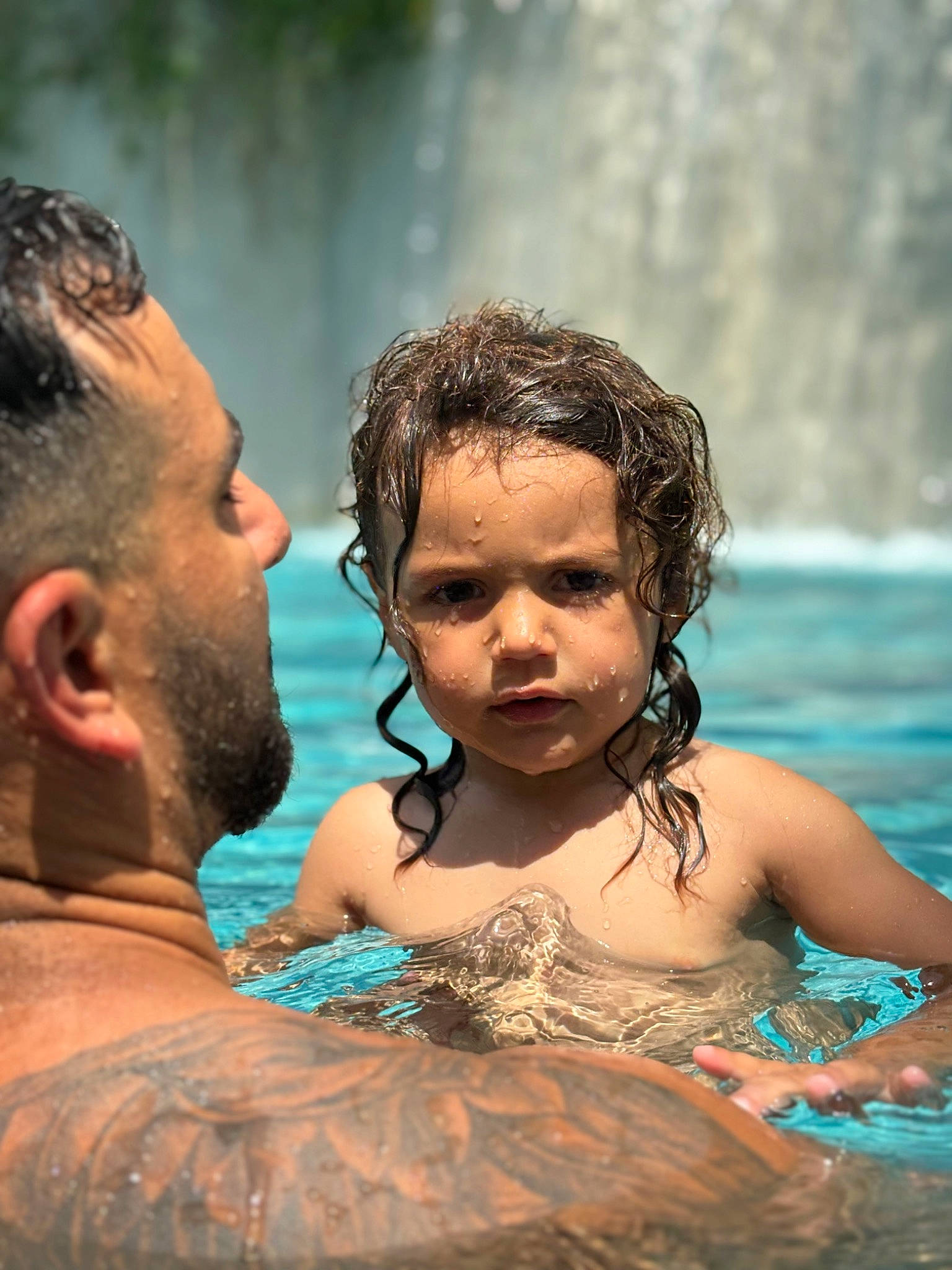 Mady a rejoint le concours — aidez-le/la à gagner de superbes lots ! abdomen, barechested, bathing, chest, child, facial_expression, fun, gesture, happy, head, human_body, leisure, muscle, ocean, person, recreation, swimming_pool, toddler, vacation, water