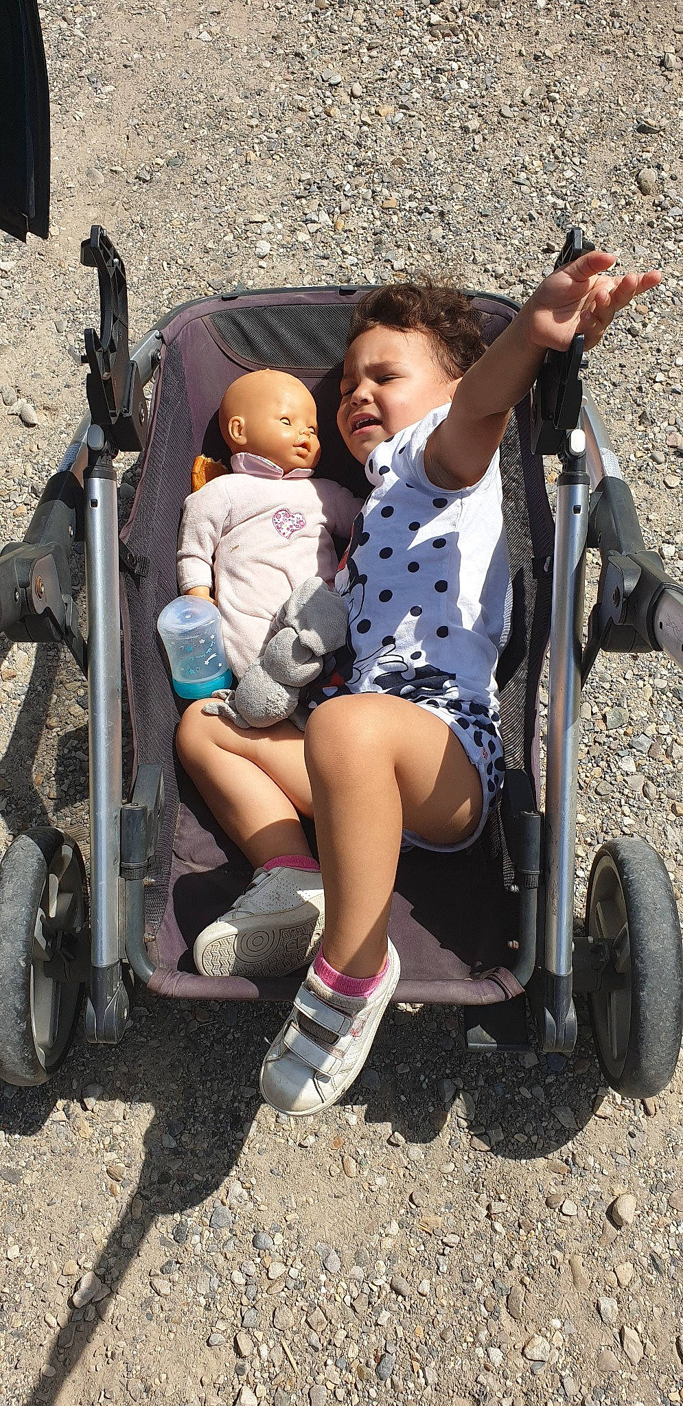 Noëlya participe au concours pour gagner de l'argent avec cette photo : baby_carriage, baby_products, child, daughter, fun, leg, person, play, playground, product, sitting, smile, swing, toddler, tree, vacation