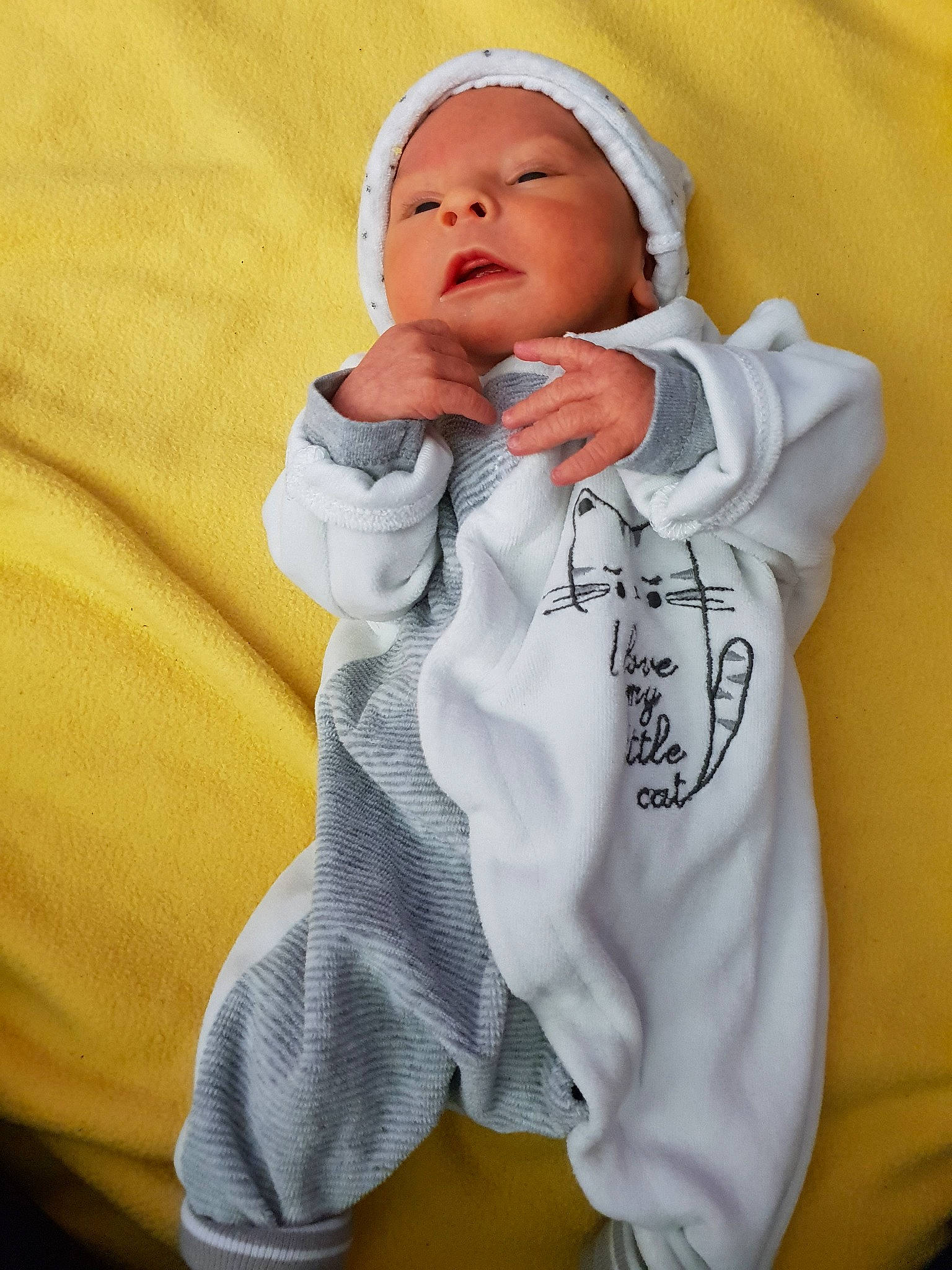 Djayan participe au concours pour gagner de l'argent avec cette photo : baby, child, hoodie, outerwear, person