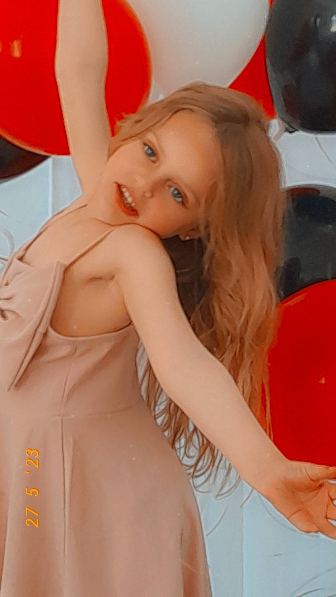 Louise a rejoint le concours — aidez-le/la à gagner de superbes lots ! balloon, eye, eyelash, finger, gesture, hair, hairstyle, happy, head, joint, joy, lip, long_hair, muscle, orange, organ, person, pink, red, shoulder