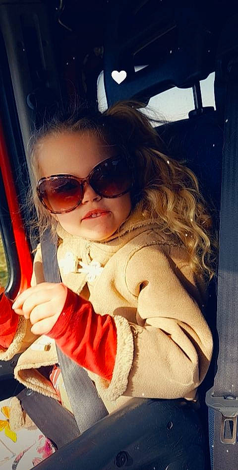 Louise a rejoint le concours — aidez-le/la à gagner de superbes lots ! chin, cool, eyewear, facial_expression, fun, glasses, goggles, happy, lip, long_hair, mouth, nose, person, skin, steering_wheel, sunglasses, thigh, tints_and_shades, toddler, vehicle_door