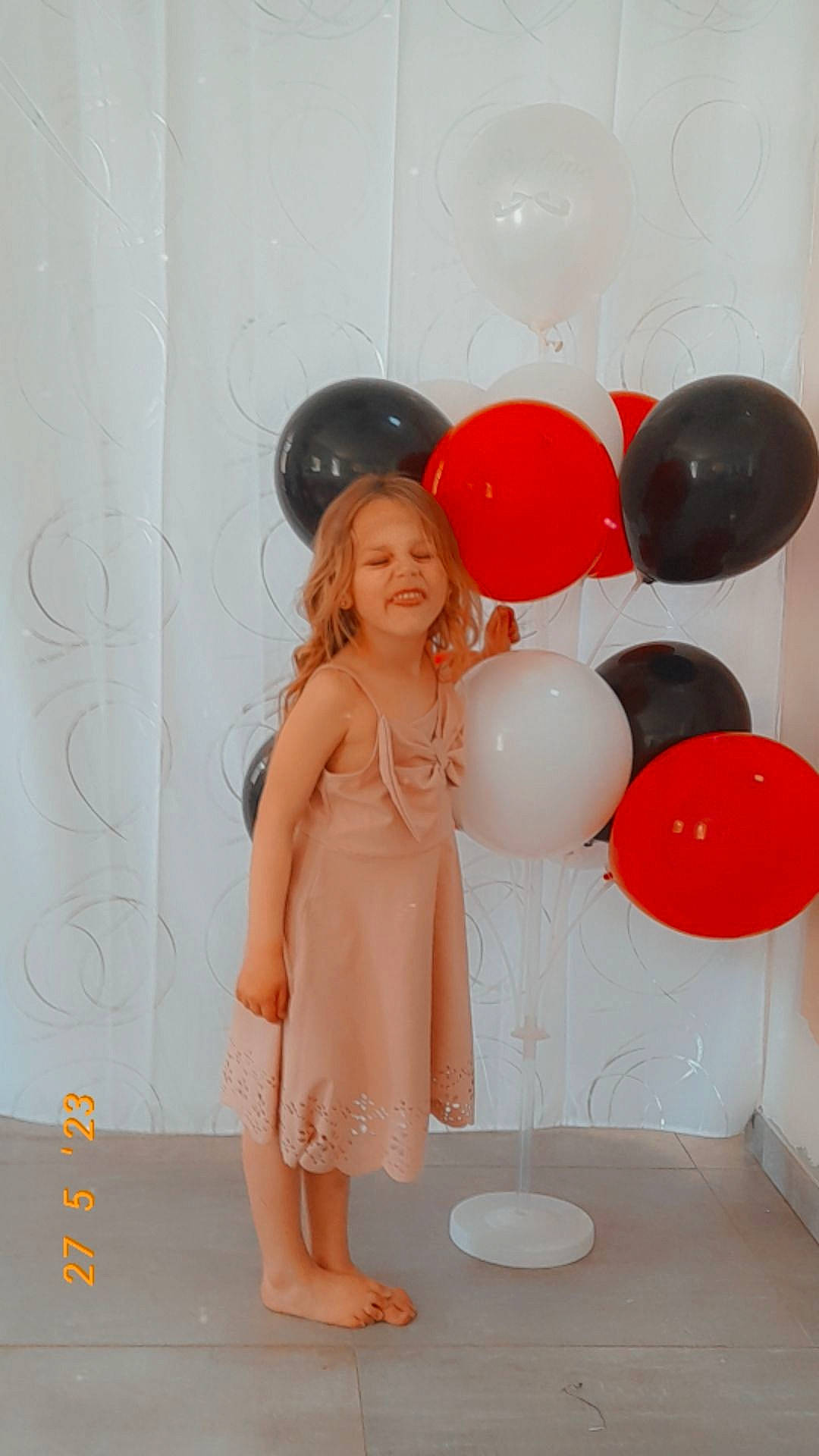 Louise participe au concours pour gagner de l'argent avec cette photo : balloon, beauty, dress, event, fashion_design, foot, formal_wear, fun, happy, head, human_leg, leg, magenta, party_supply, peach, person, pink, room, smile, toy
