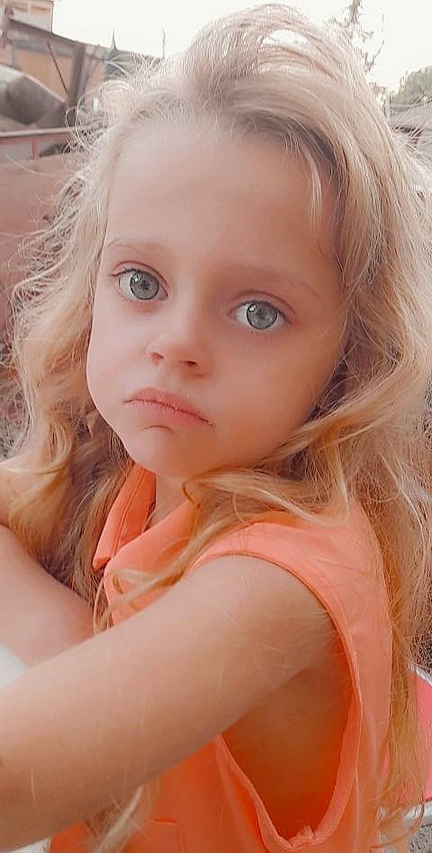 Louise a rejoint le concours — aidez-le/la à gagner de superbes lots ! blond, brown_hair, cheek, child, chin, close_up, eyebrow, eyelash, flash_photography, grass, happy, iris, lip, long_hair, neck, nose, person, pink, shoulder, skin