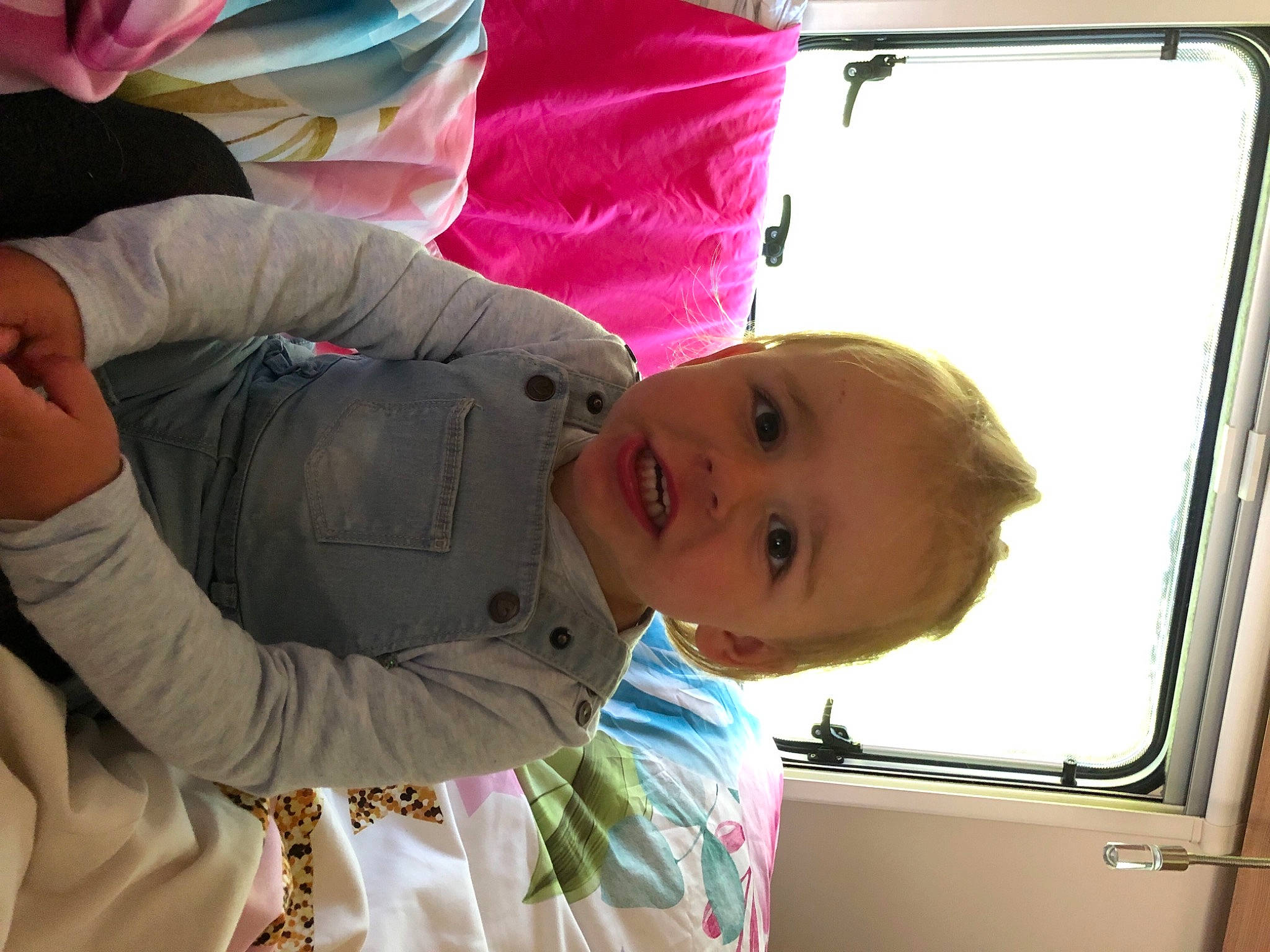 Kiliana a rejoint le concours — aidez-le/la à gagner de superbes lots ! baby, child, comfort, finger, fun, gesture, grass, happy, leisure, mouth, person, pink, recreation, sitting, skin, smile, toddler, tree, vehicle_door, white