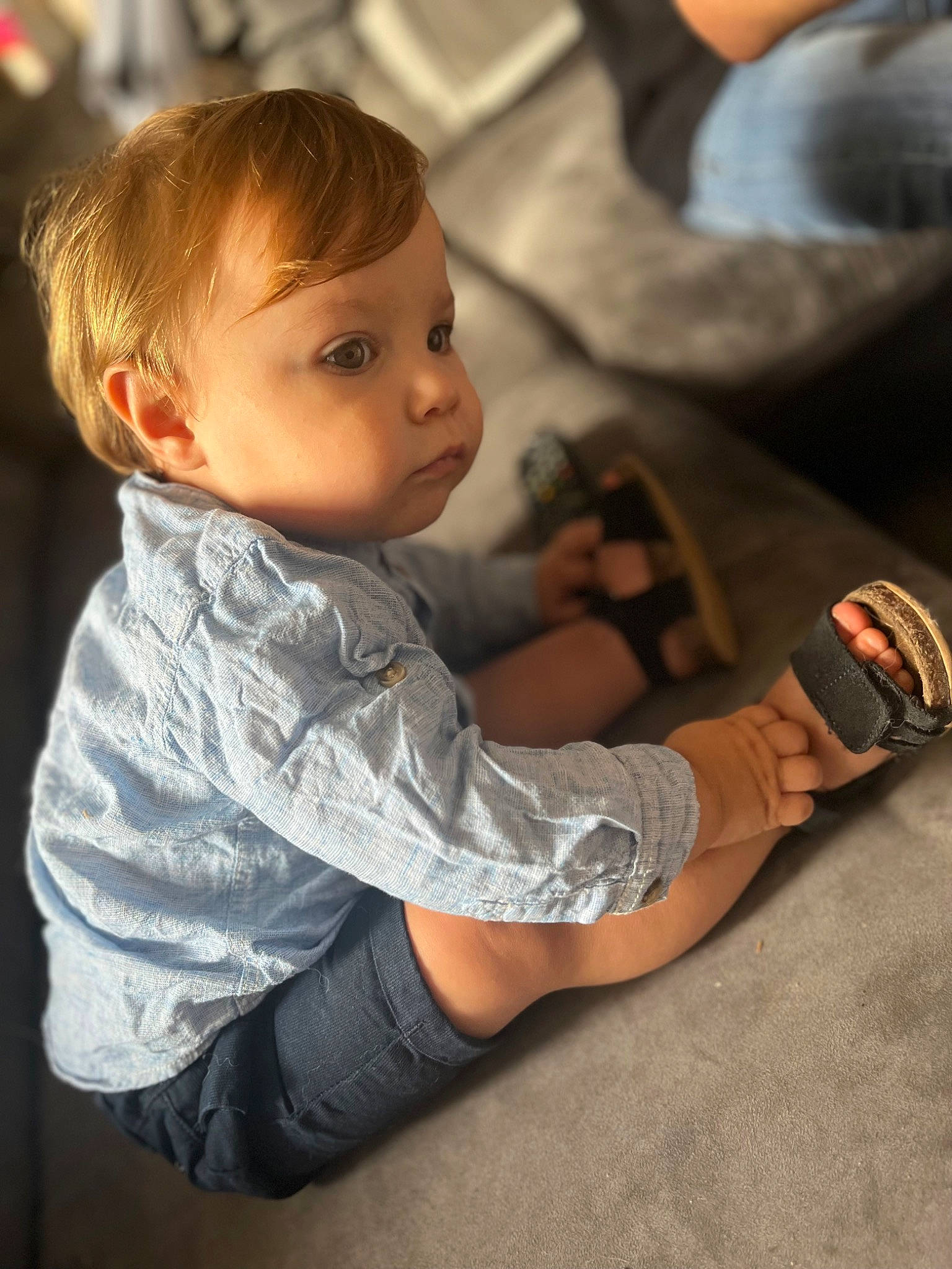 Maylonn a rejoint le concours — aidez-le/la à gagner de superbes lots ! arm, blond, child, comfort, elbow, flash_photography, flooring, fun, gesture, human_leg, joint, knee, person, sitting, skin, sleeve, t_shirt, thigh, toddler, wood