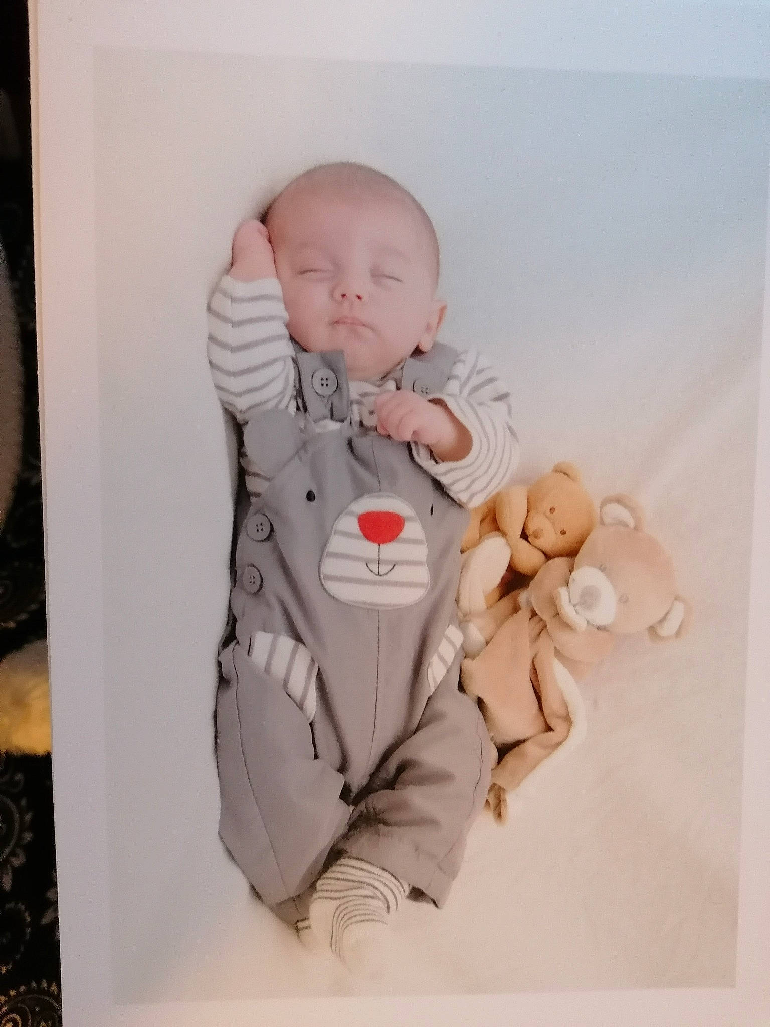 Sohan participe au concours pour gagner de l'argent avec cette photo : art, baby, baby_products, baby_sleeping, baby_toddler_clothing, cheek, child, comfort, finger, font, gesture, happy, linens, peach, person, room, sitting, sleeve, textile, thumb
