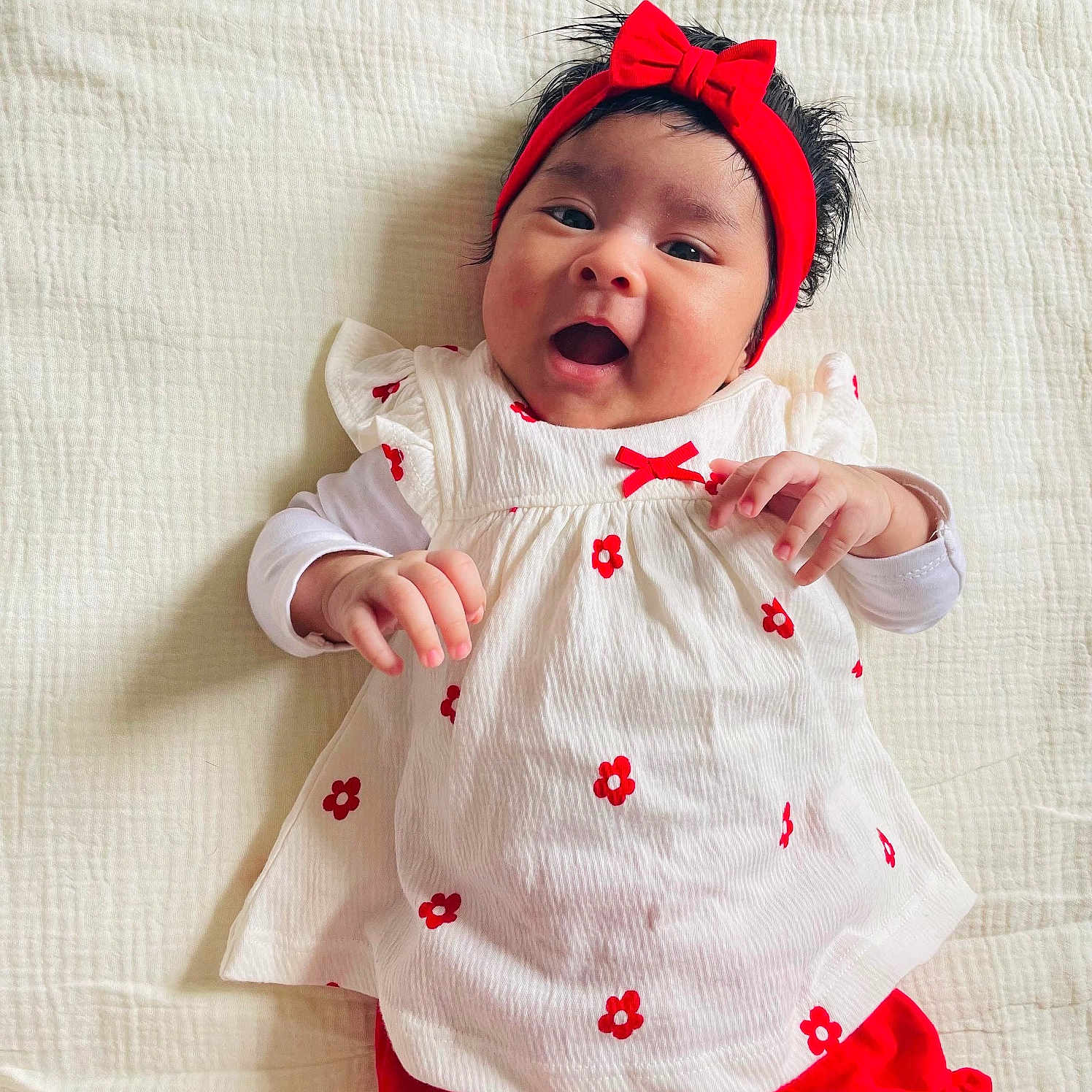 Enaya participe au concours pour gagner de l'argent avec cette photo : accessories, baby, babylaughing, bonnet, clothing, dress, face, happy, hat, head, headband, newborn, person, photography, portrait, sleeve, smile, yawning