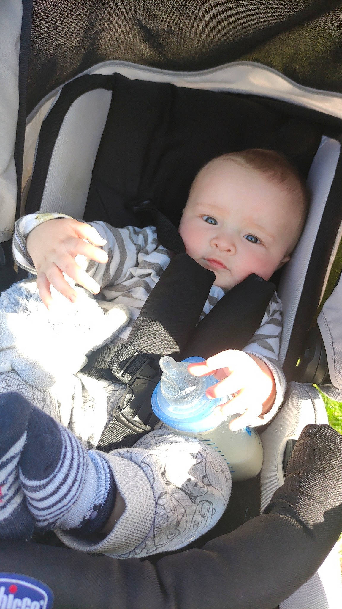 Lyvio participe au concours pour gagner de l'argent avec cette photo : baby, baby_carriage, baby_in_car_seat, baby_products, baby_toddler_clothing, car_seat, cheek, child, comfort, fun, happy, human_leg, knee, lap, person, sitting, smile, sock, thigh, toddler