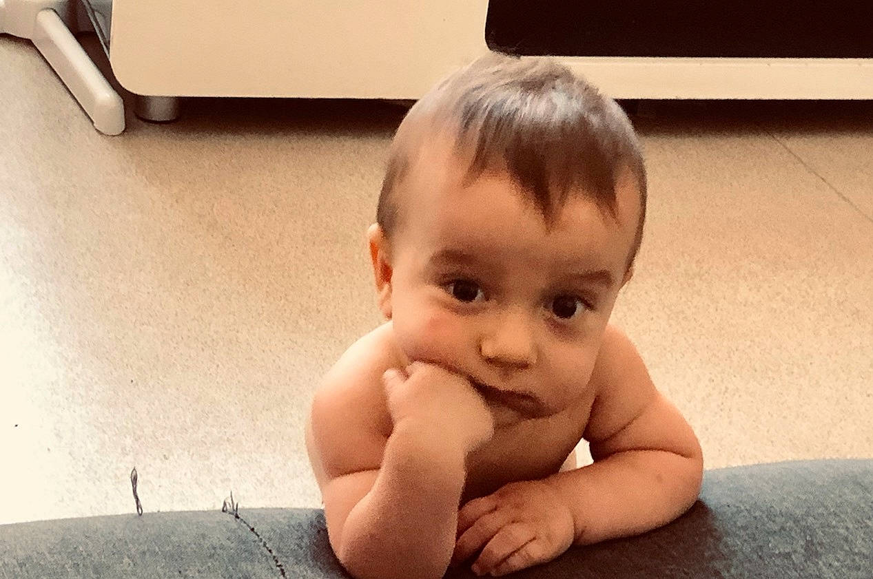 Alessio participe au concours pour gagner de l'argent avec cette photo : arm, cheek, ear, eye, eyebrow, eyelash, finger, floor, flooring, gesture, hand, human_body, iris, lip, mouth, neck, nose, person, shoulder, skin