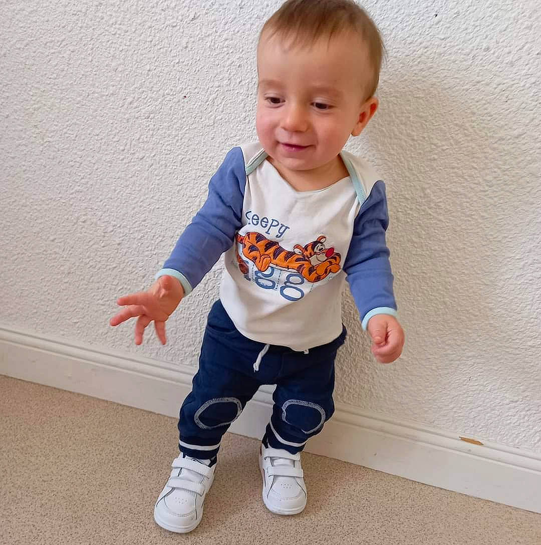 Alessio a rejoint le concours — aidez-le/la à gagner de superbes lots ! active_pants, baby, baby_toddler_clothing, child, electric_blue, eye, floor, flooring, gesture, happy, human_body, joint, joy, neck, person, product, sleeve, smile, sportswear, standing