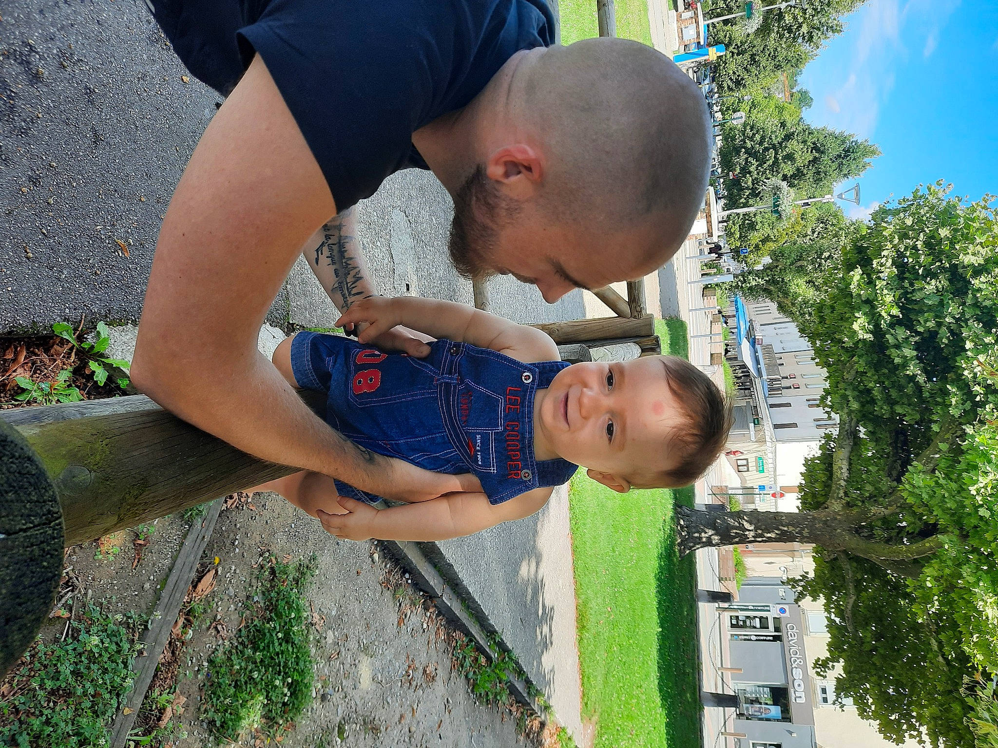 Alessio a rejoint le concours — aidez-le/la à gagner de superbes lots ! arm, baby, child, electric_blue, fun, gesture, grass, happy, joy, leisure, love, people_in_nature, person, plant, recreation, sky, t_shirt, toddler, tree, vacation