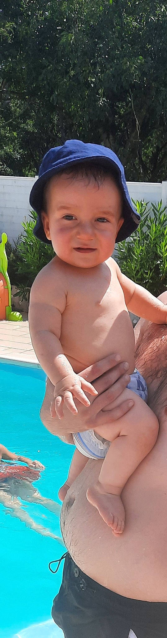 Alessio participe au concours pour gagner de l'argent avec cette photo : abdomen, cheek, chest, finger, gesture, grass, green, hand, happy, muscle, nose, person, plant, skin, smile, stomach, summer, thigh, thumb, toddler