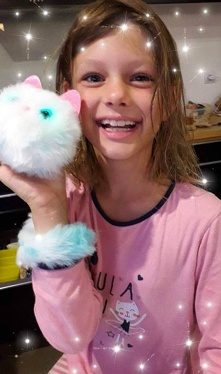 Malena participe au concours pour gagner de l'argent avec cette photo : cotton_candy, fur, joy, party_supply, person, pink, smile, toy