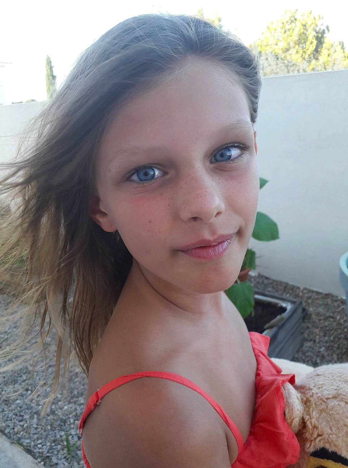 Malena participe au concours pour gagner de l'argent avec cette photo : beauty, black_hair, blond, brown_hair, chest, chin, eyebrow, face, forehead, hair, hairstyle, lip, long_hair, neck, nose, person, photography, selfie, smile