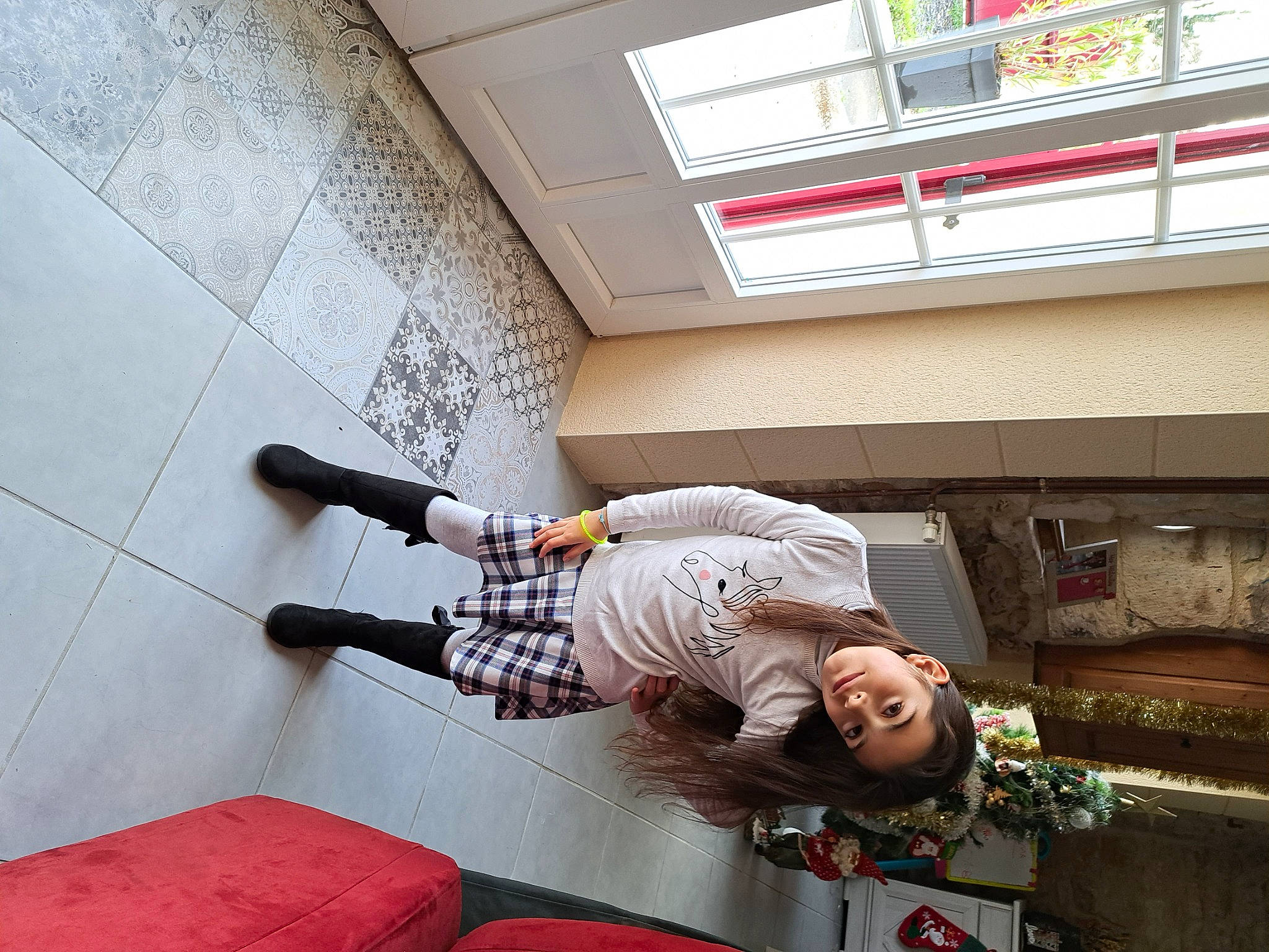 Emma a rejoint le concours — aidez-le/la à gagner de superbes lots ! building, ceiling, comfort, daylighting, flooring, fun, happy, hardwood, human_leg, joy, knee, leg, leisure, person, plant, room, sitting, smile, symmetry, toddler