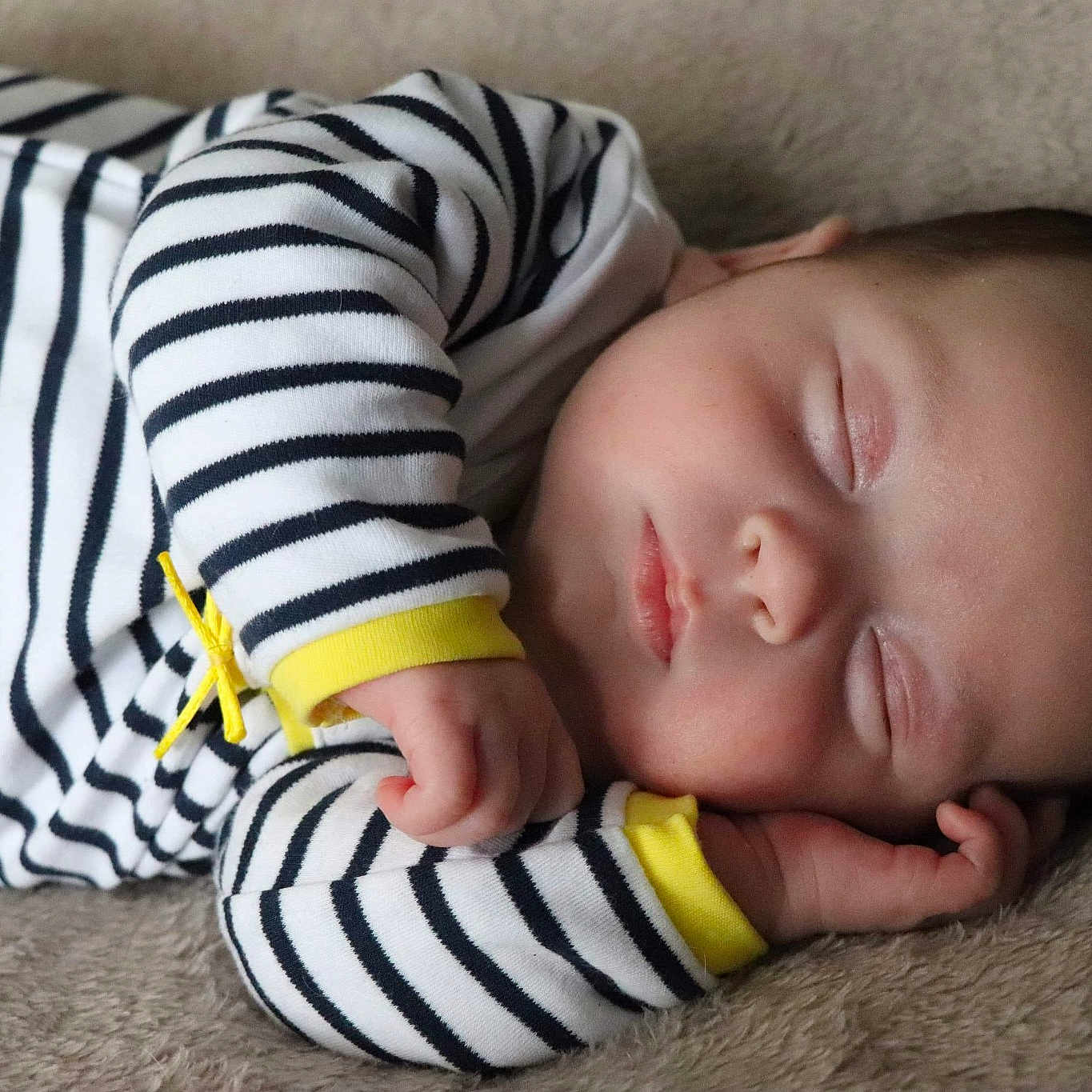 Agathe participe au concours pour gagner de l'argent avec cette photo : baby, baby_sleeping, baby_toddler_clothing, bedtime, child, comfort, mouth, nap, play, product, sleep, toddler, yellow