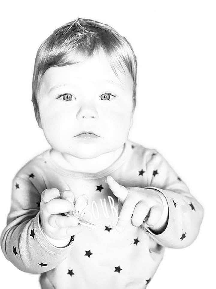 Ayden a rejoint le concours — aidez-le/la à gagner de superbes lots ! baby, baby_toddler_clothing, cheek, chest, child, drinkware, eyebrow, eyelash, finger, flash_photography, gesture, hand, happy, human_body, monochrome_photography, neck, nose, person, sleeve, thumb