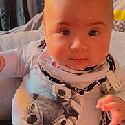 Kaïs a rejoint le concours — aidez-le/la à gagner de superbes lots ! adorable, baby, cartoon, child, clothing, comfort, cute, expression, eyes, face, hand, home, indoors, infant, patterned_pants, person, portrait, scarf, sitting, young