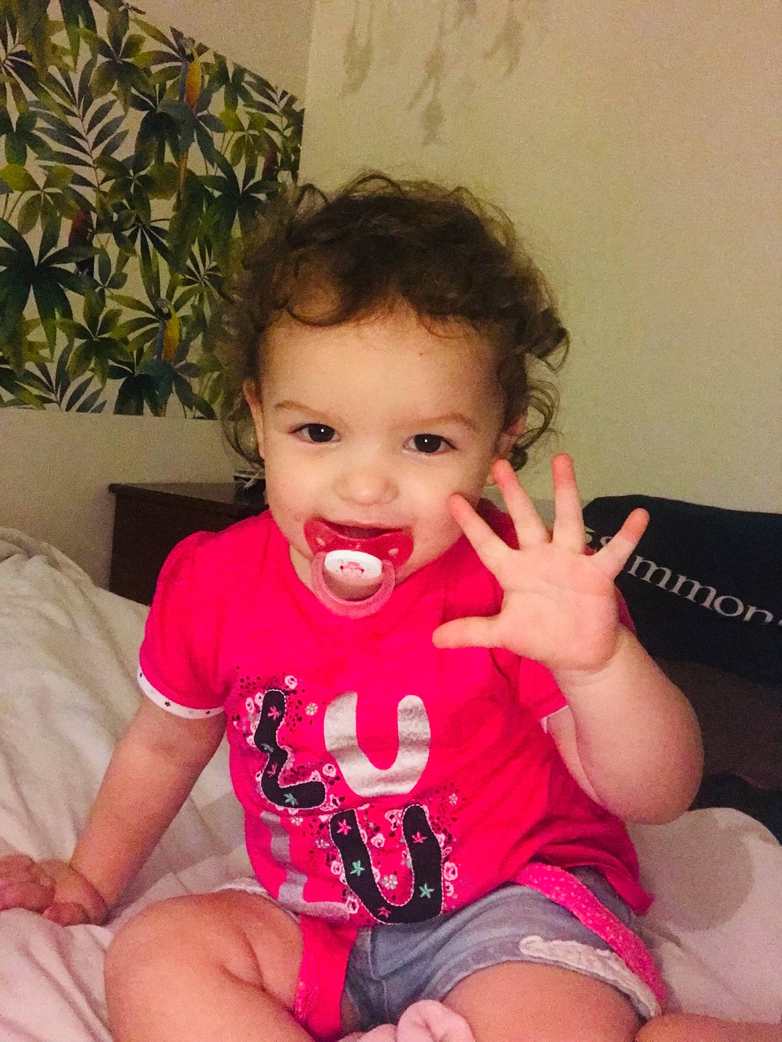 Manëlle participe au concours pour gagner de l'argent avec cette photo : arm, baby_toddler_clothing, cheek, eyelash, facial_expression, finger, gesture, hairstyle, hand, happy, head, human_body, lip, mouth, neck, person, pink, shoulder, skin, sleeve