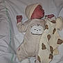 Léon participe au concours pour gagner de l'argent avec cette photo : newborn, baby, infant, hospital, blanket, pajamas, hat, socks, soft_toy, bear_pattern, sleeping, bed, cute, child, clothing, lying_down, person, newborn_baby, hospital_bed, cozy