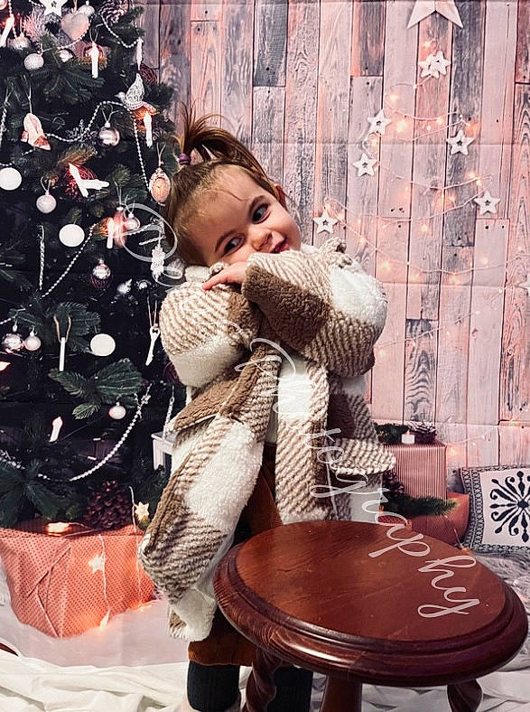 Serena a rejoint le concours — aidez-le/la à gagner de superbes lots ! beauty, christmas_ornament, christmas_tree, coffee_table, event, fashion_accessory, fashion_design, fun, fur, happy, holiday, holiday_ornament, ornament, pattern, person, room, sitting, table, textile, vintage_clothing