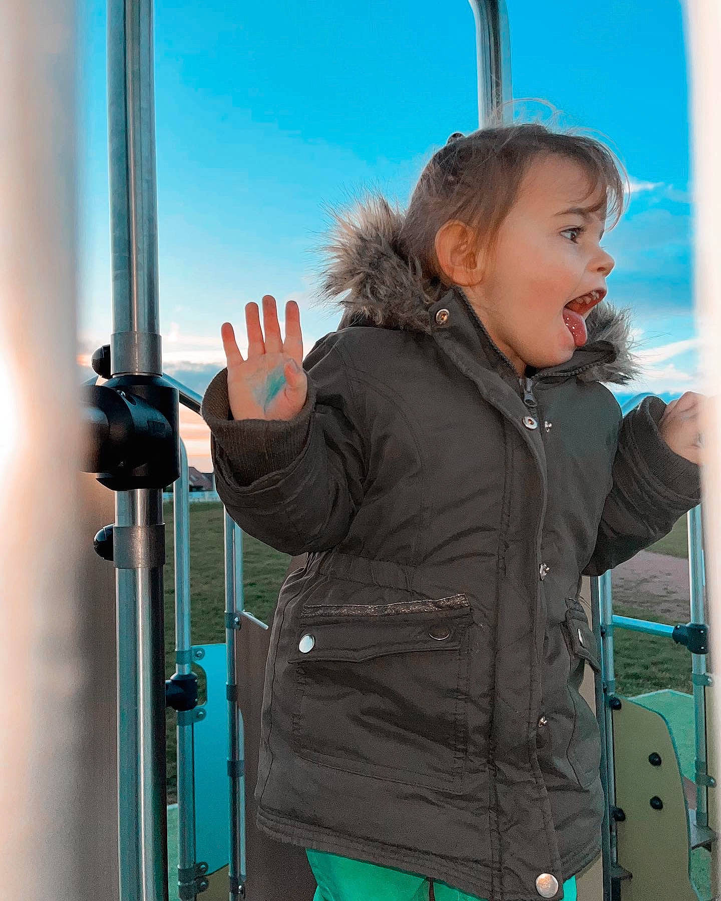 Serena a rejoint le concours — aidez-le/la à gagner de superbes lots ! audio_equipment, bag, denim, electric_blue, fashion_accessory, fun, fur, glass, happy, jacket, leisure, machine, person, recreation, sky, sleeve, snapshot, standing, toddler, travel