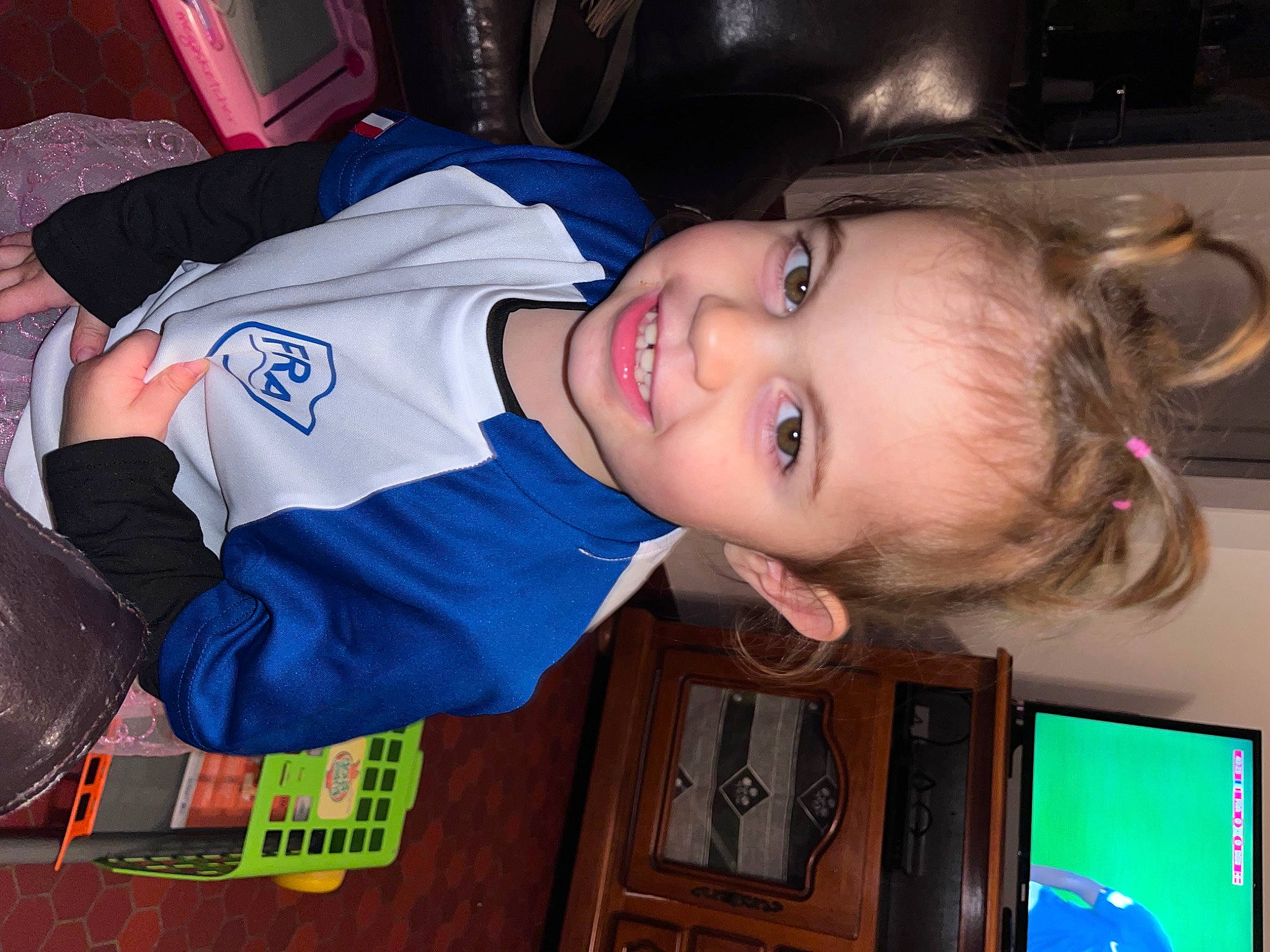 Serena participe au concours pour gagner de l'argent avec cette photo : baby_toddler_clothing, cheek, child, display_device, electric_blue, fun, happy, hat, joy, mouth, nose, person, room, smile, television, toddler, wood