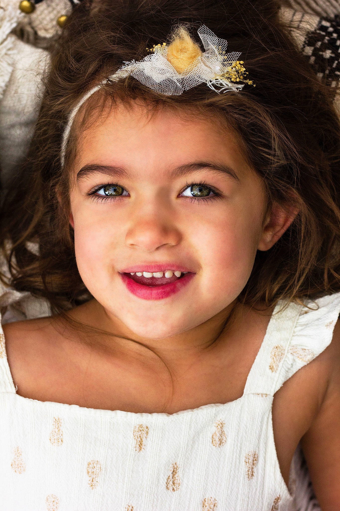 Giulia participe au concours pour gagner de l'argent avec cette photo : black_hair, chin, cool, dress, eye, eyebrow, eyelash, flash_photography, hair, happy, headband, iris, joy, lip, neck, organ, person, pink, plant, skin