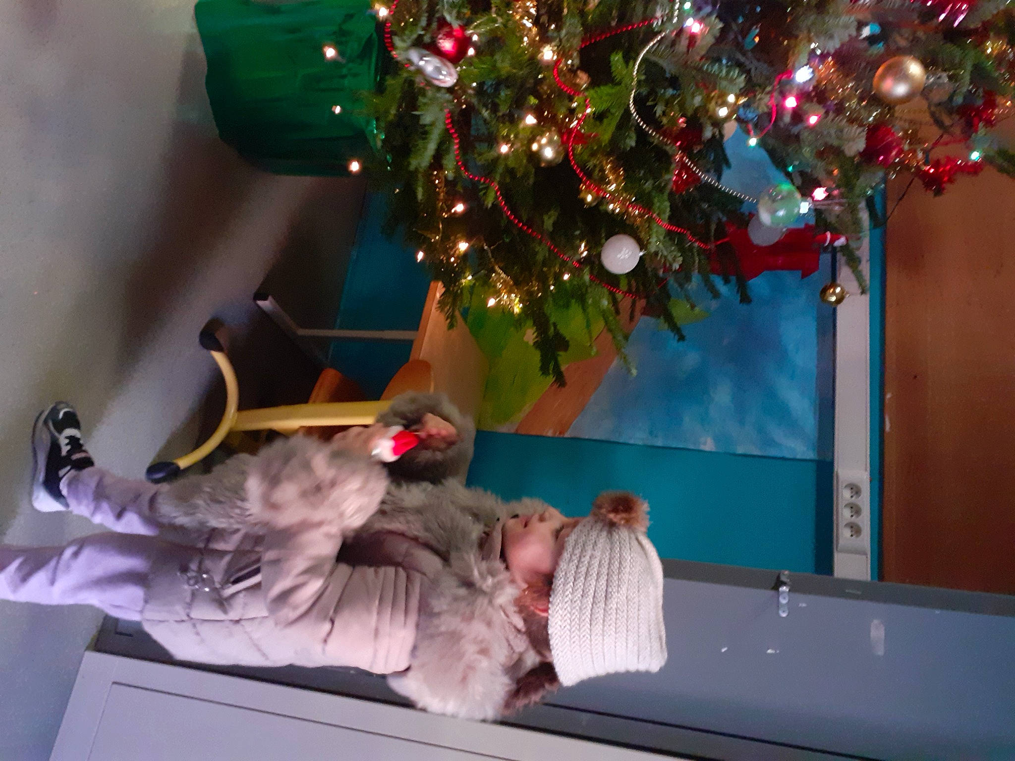 Djannah a rejoint le concours — aidez-le/la à gagner de superbes lots ! ceiling, christmas, christmas_decoration, christmas_eve, christmas_lights, christmas_ornament, comfort, decoration, event, fun, headwear, holiday, holiday_ornament, interior_design, leisure, magenta, ornament, person, plant, room