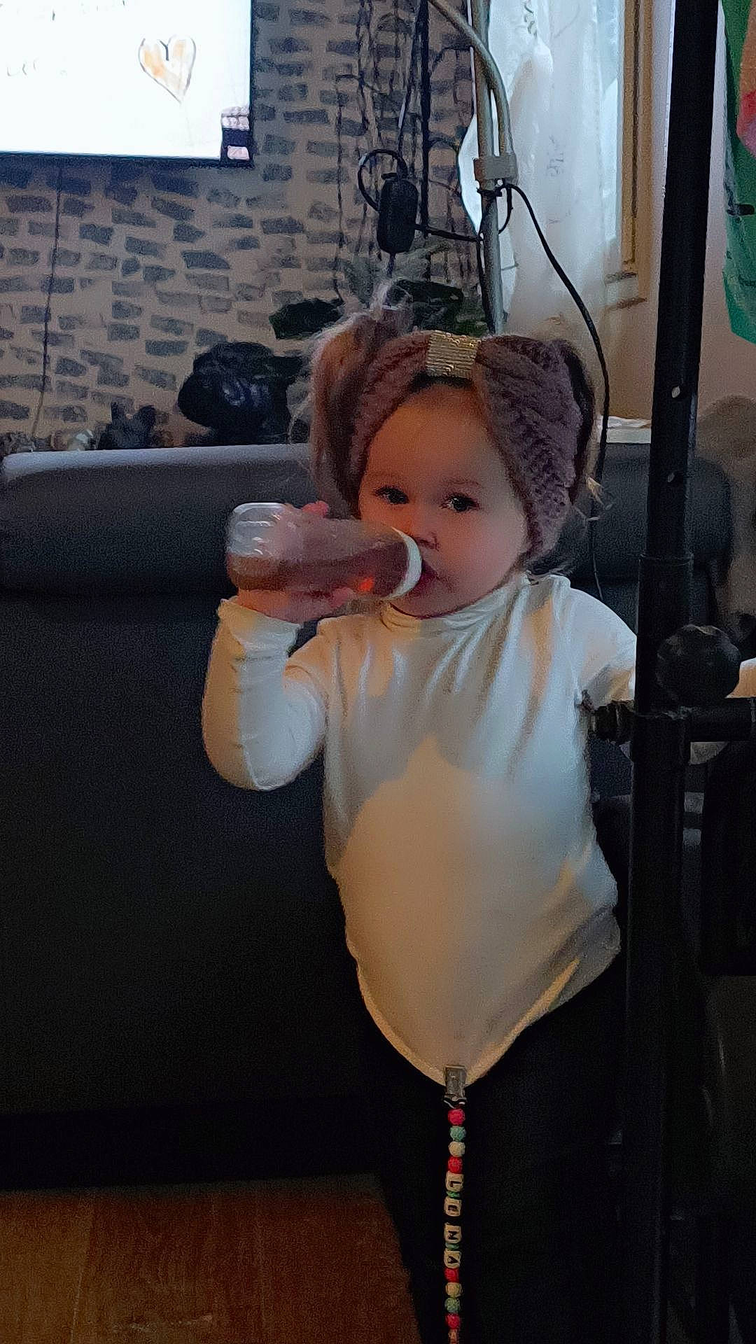 Léna a rejoint le concours — aidez-le/la à gagner de superbes lots ! baby, baby_toddler_clothing, child, costume, couch, doll, door, dress, flooring, formal_wear, fun, hat, human_body, person, room, sitting, toddler, toy, vintage_clothing, window