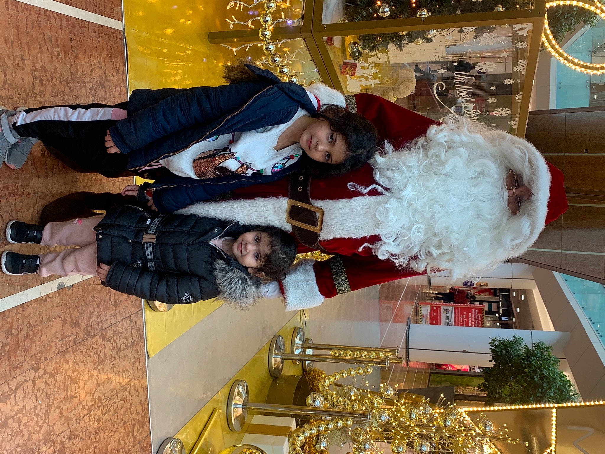 Hajar participe au concours pour gagner de l'argent avec cette photo : christmas, christmas_eve, christmas_ornament, event, fun, happy, holiday, joy, leisure, person, photography, recreation, red, smile, snapshot, tourism, tradition, tree, vacation, winter