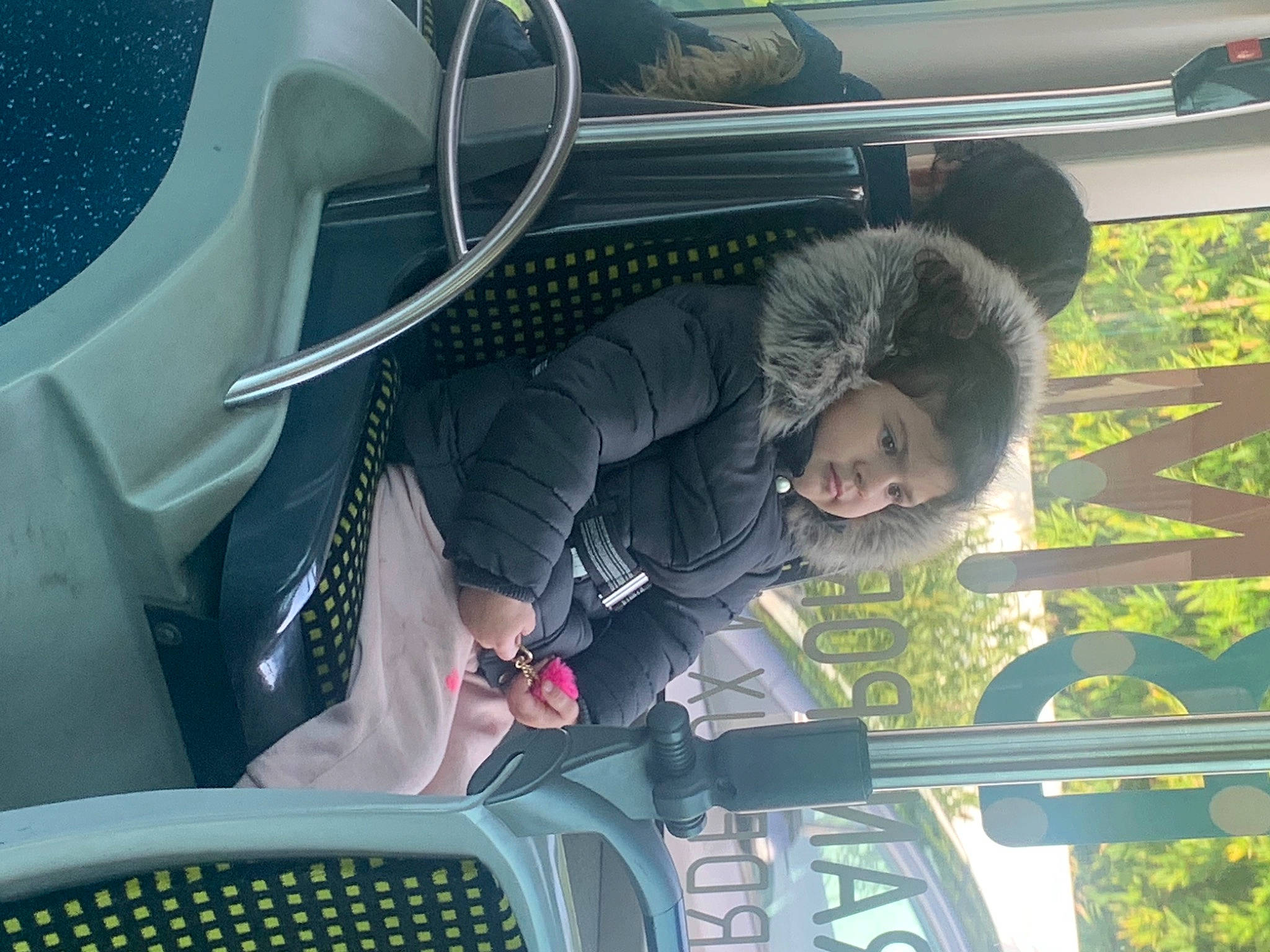 Hajar a rejoint le concours — aidez-le/la à gagner de superbes lots ! auto_part, automotive_design, automotive_exterior, automotive_wheel_system, automotive_window_part, car, car_seat, car_seat_cover, family_car, glass, hood, mode_of_transport, motor_vehicle, person, personal_luxury_car, plant, steering_wheel, vehicle, vehicle_door, window