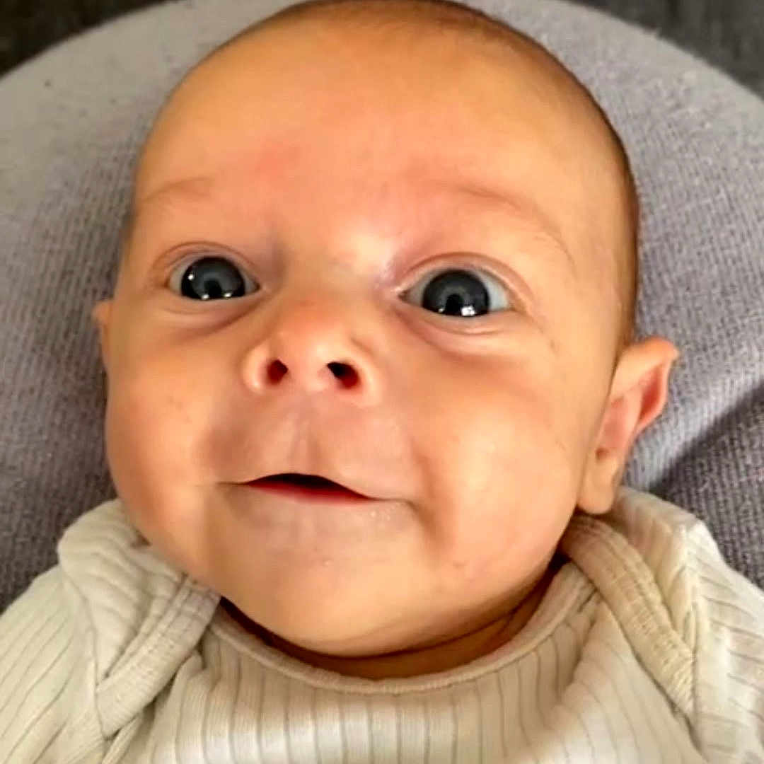 Elio participe au concours pour gagner de l'argent avec cette photo : baby, background, child, closeup, clothing, cute, expression, eyes, face, head, indoors, infant, newborn, person, portrait, ribbed, skin, soft, white, young
