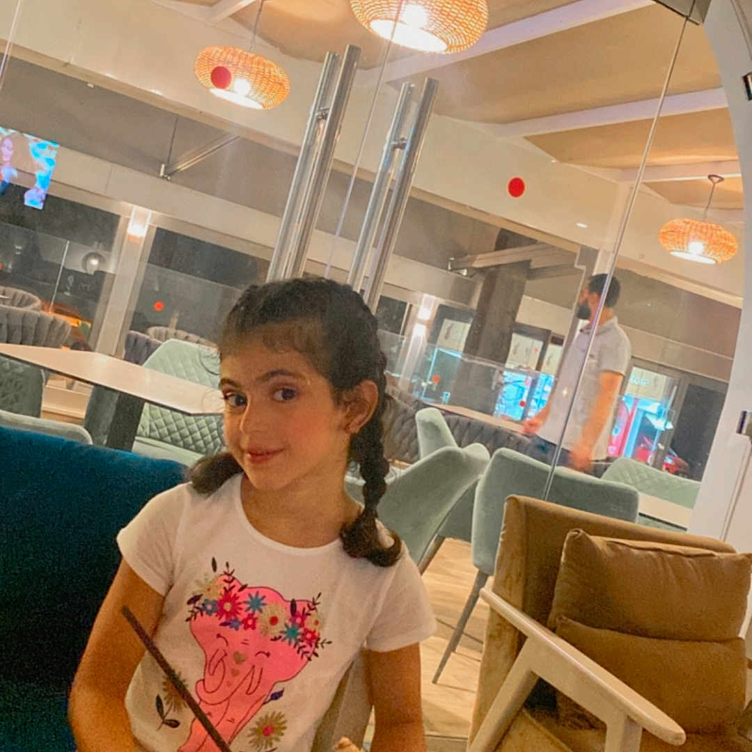 Rayhana a rejoint le concours — aidez-le/la à gagner de superbes lots ! architecture, building, child, cream, dessert, diningroom, diningtable, face, female, food, furniture, head, icecream, indoors, person, photography, portrait, restaurant, room, table