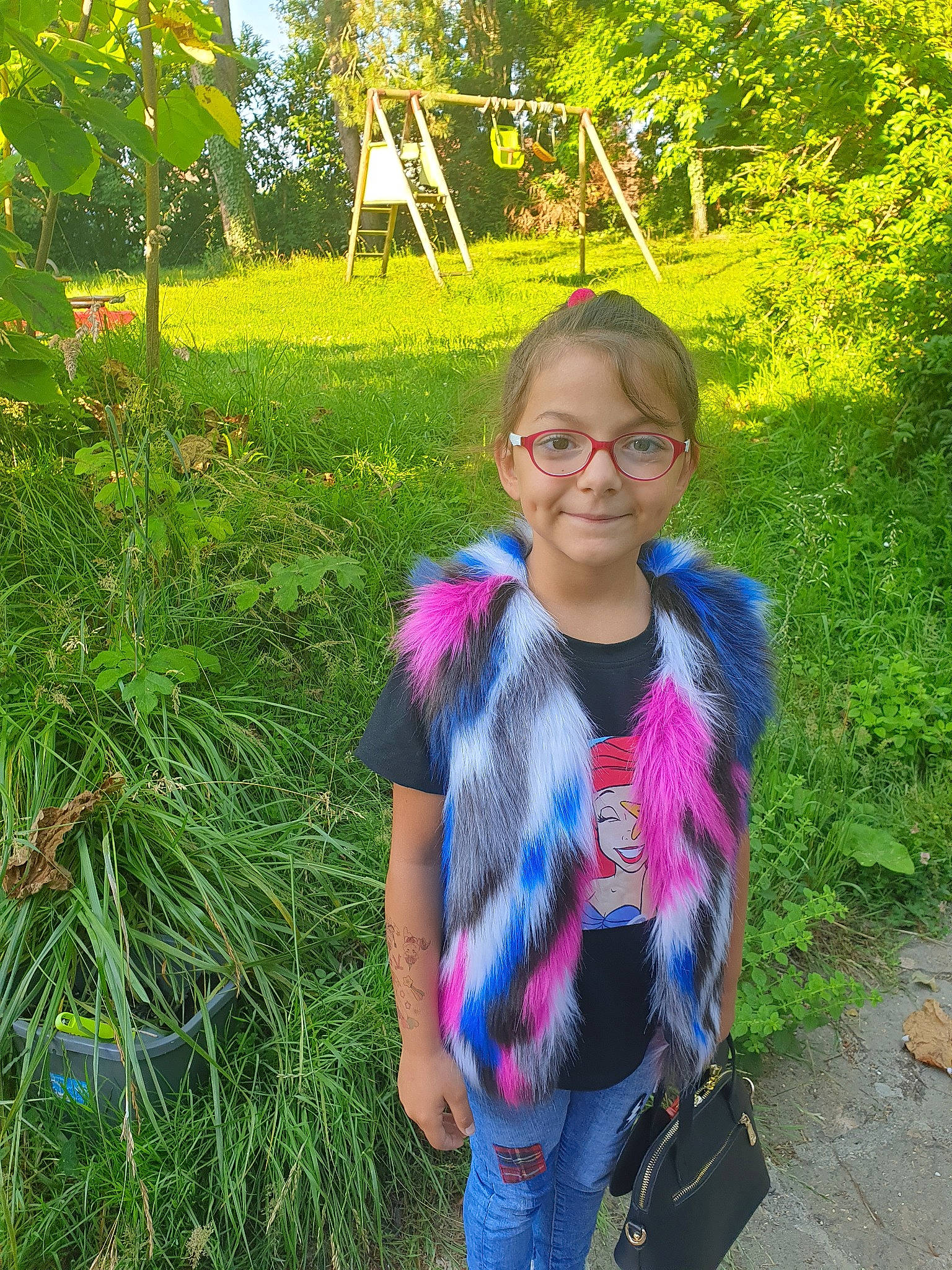 Laly participe au concours pour gagner de l'argent avec cette photo : botany, electric_blue, fashion_accessory, flower, garden, grass, joy, knitting, leaf, magenta, outerwear, person, pink, plant, scarf, smile, spring, summer, textile, tree