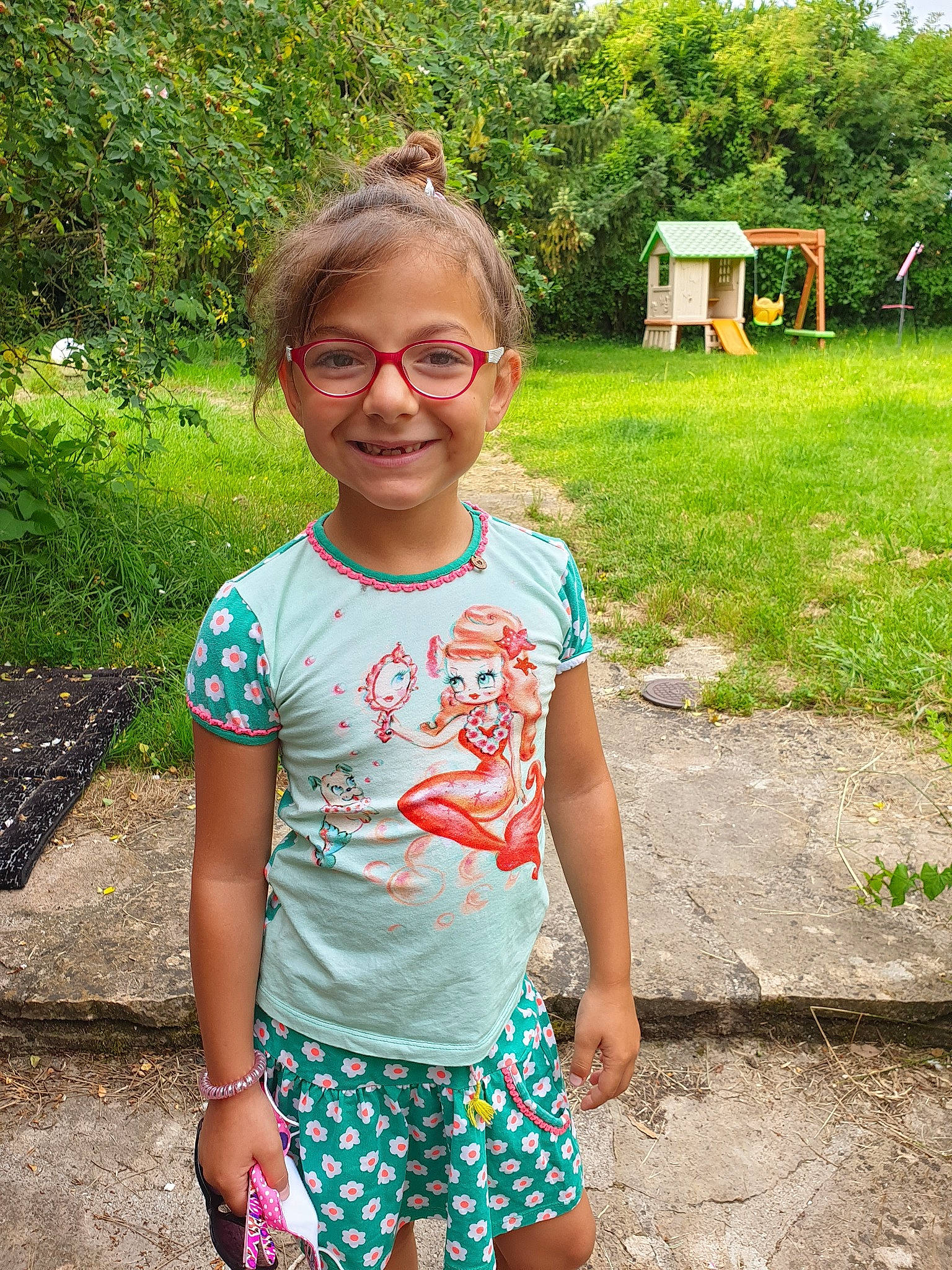 Laly participe au concours pour gagner de l'argent avec cette photo : adaptation, child, glasses, joy, leaf, leisure, pattern, people, person, plant, recreation, shorts, smile, style, summer, t_shirt, toddler, tree, vacation
