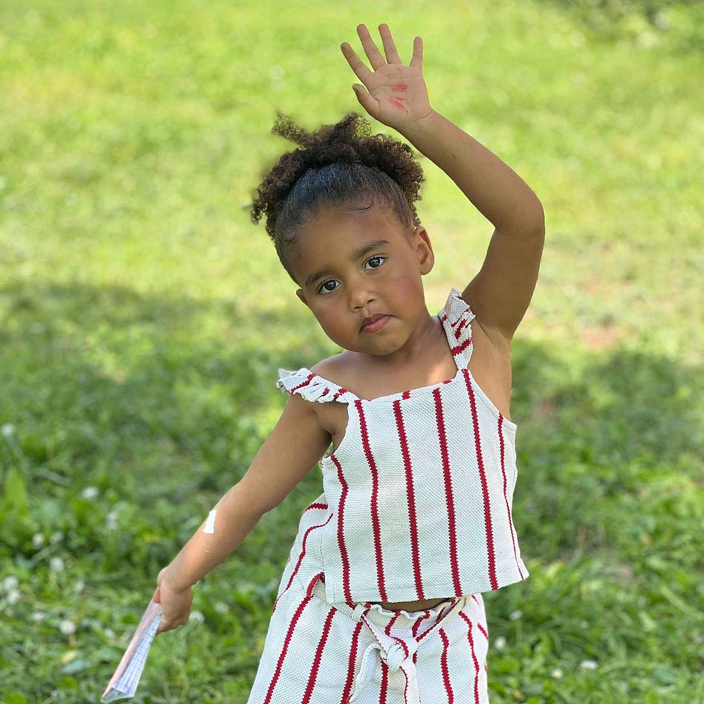 Tina participe au concours pour gagner de l'argent avec cette photo : backyard, bodypart, child, clothing, dress, face, female, finger, girl, grass, hand, head, nature, outdoors, person, photography, plant, portrait, shorts, yard
