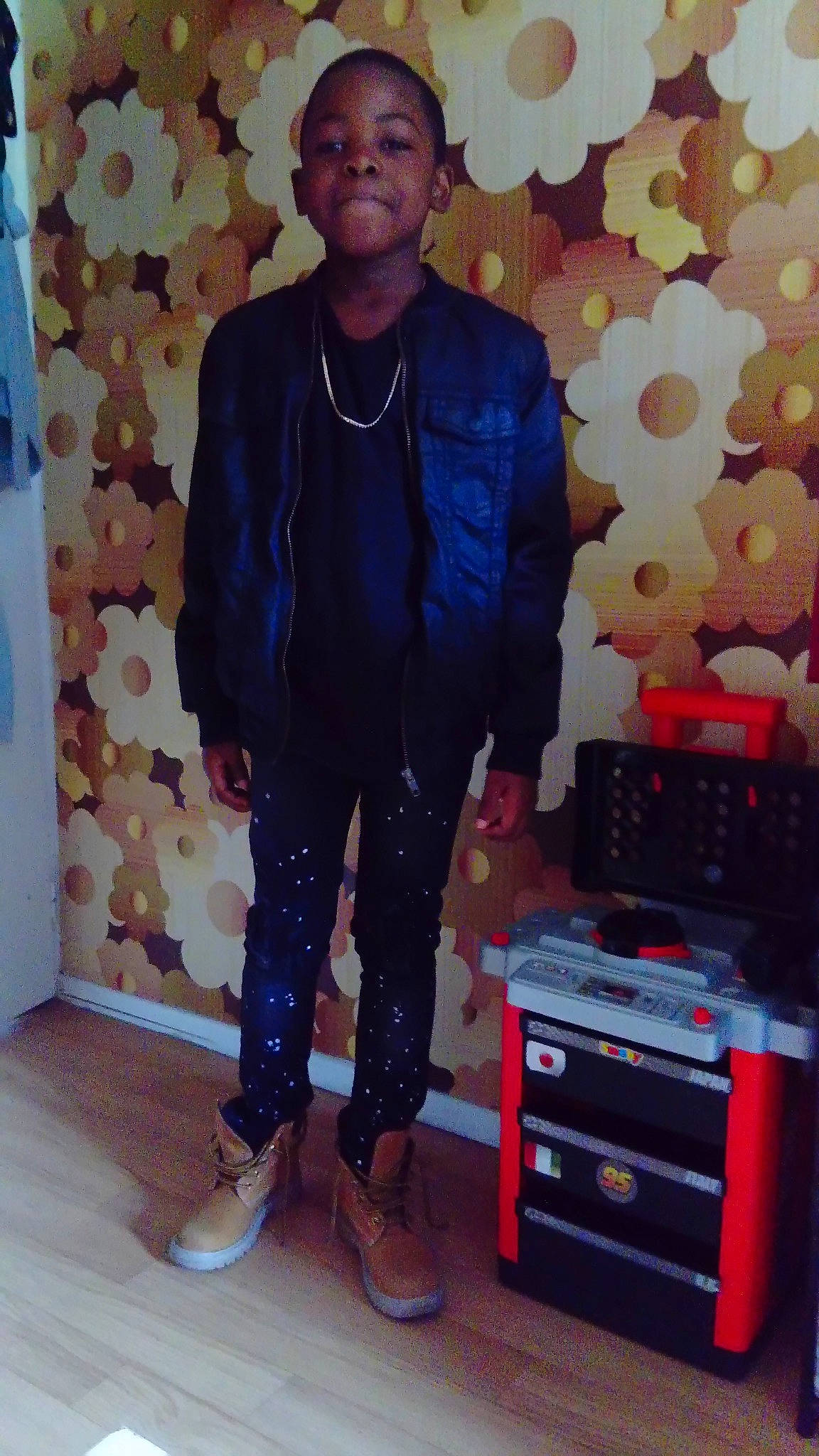 Théo a rejoint le concours — aidez-le/la à gagner de superbes lots ! blue, cool, day, design, fashion, flooring, footwear, formal_wear, fun, gentleman, outerwear, pattern, person, product, purple, shoe, shoulder, smile, standing, suit