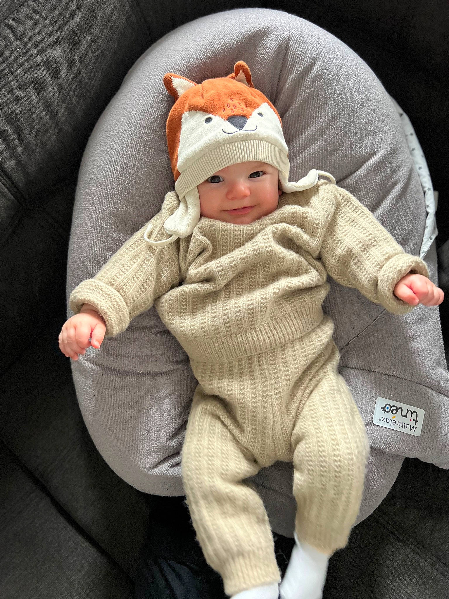 Lyam a rejoint le concours — aidez-le/la à gagner de superbes lots ! baby, baby_carriage, baby_products, baby_safety, baby_sleeping, baby_toddler_clothing, beanie, cap, carmine, cheek, child, comfort, eye, headwear, knit_cap, lap, linens, person, personal_protective_equipment, sitting