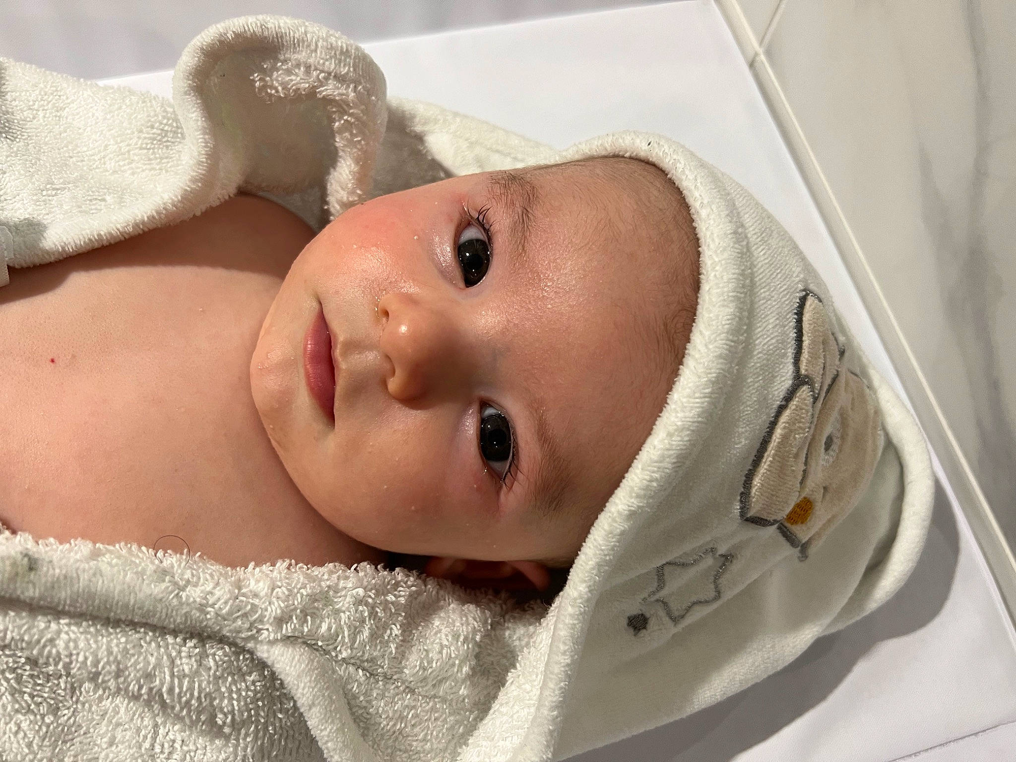 Lyam participe au concours pour gagner de l'argent avec cette photo : baby, cheek, chest, child, comfort, ear, eye, eyelash, face, facial_expression, fashion_accessory, head, headwear, iris, linens, lip, mouth, neck, nose, person