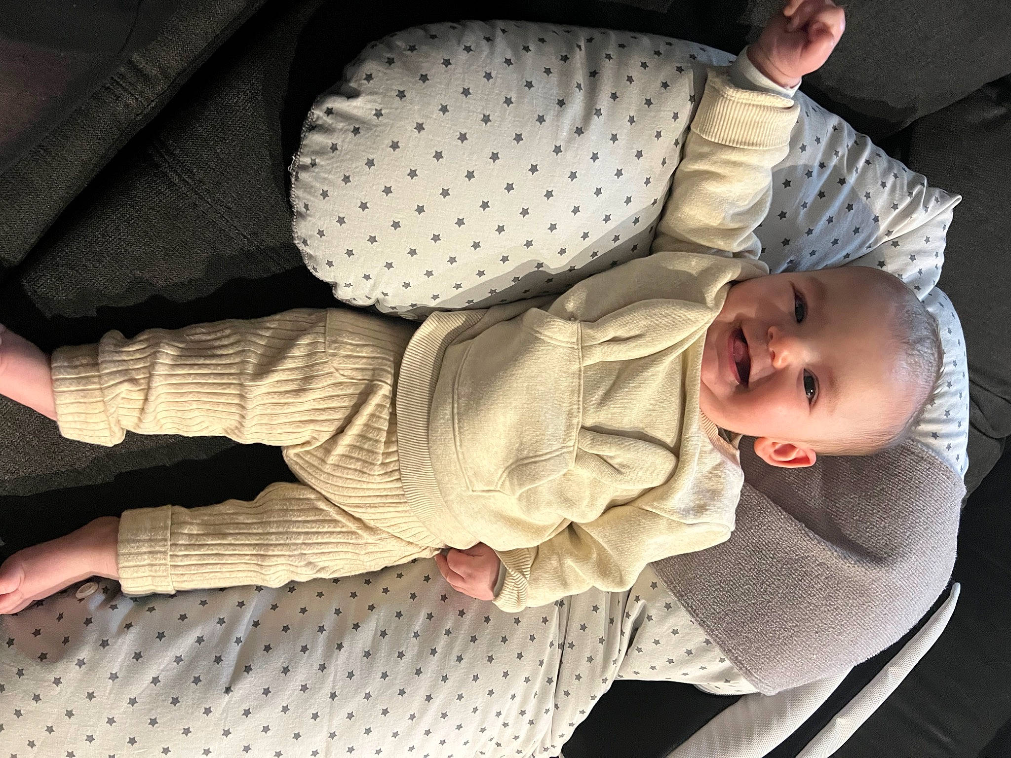 Lyam participe au concours pour gagner de l'argent avec cette photo : arm, baby, baby_products, baby_toddler_clothing, child, comfort, facial_expression, finger, gesture, hand, human_body, human_leg, leg, pattern, person, sitting, skin, sleeve, smile, thigh