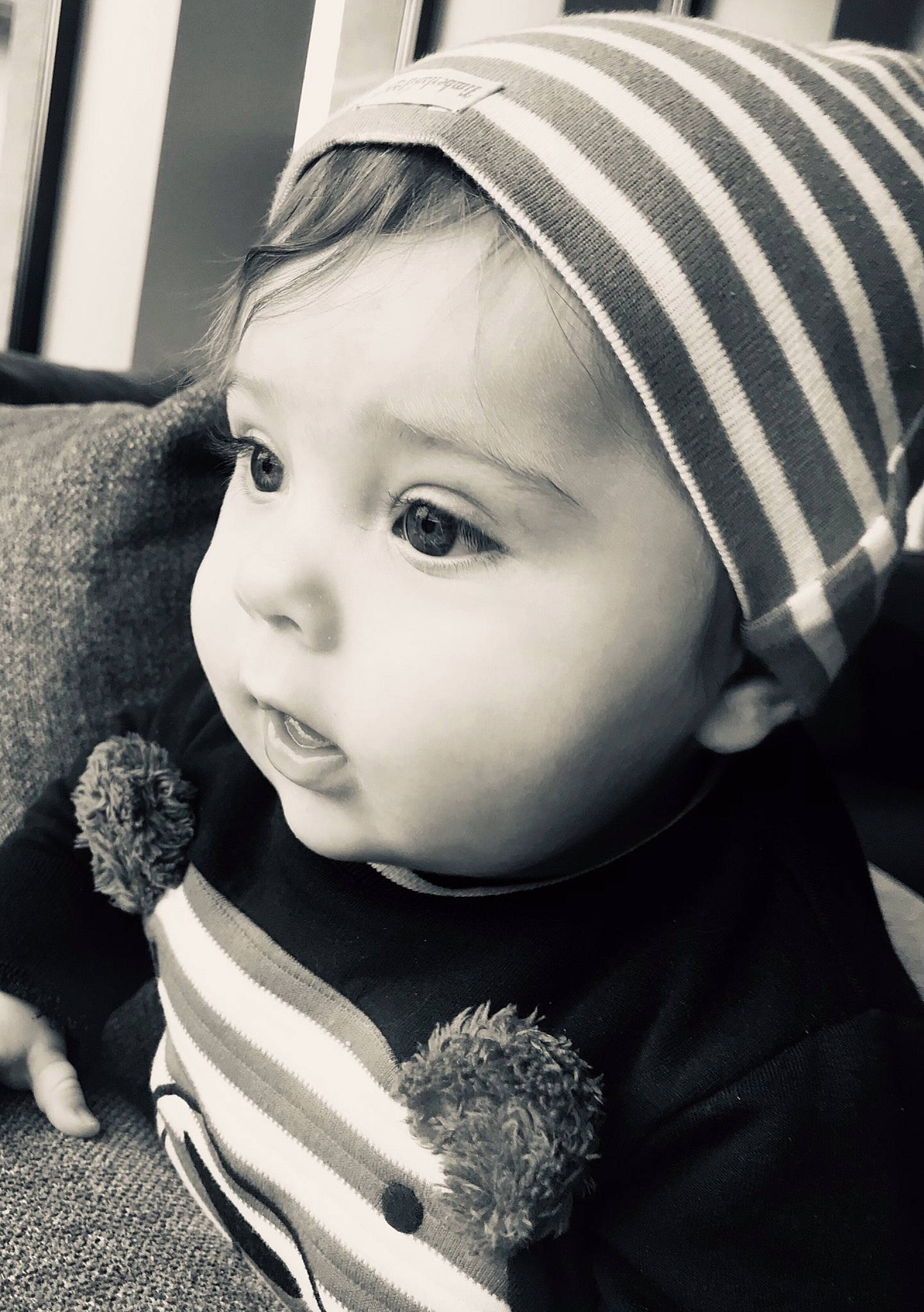 Maysson participe au concours pour gagner de l'argent avec cette photo : baby, black, black_and_white, cap, cheek, eye, eyebrow, facial_expression, happy, iris, lip, mammal, mouth, nose, outerwear, person, skin, smile, standing, style