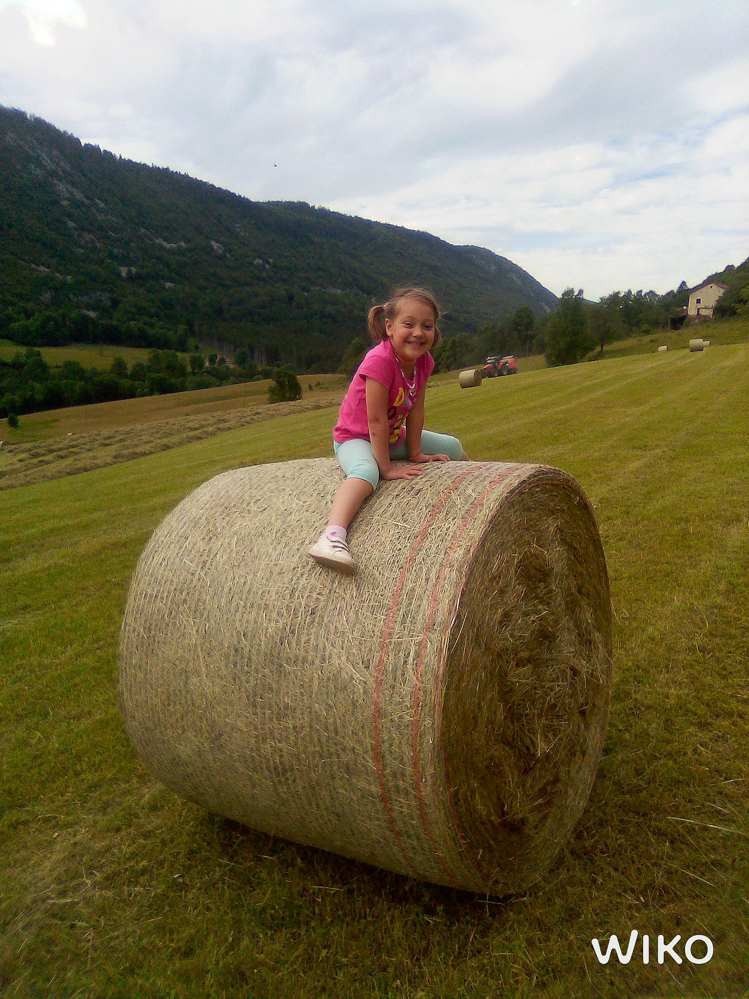 Léonord a rejoint le concours — aidez-le/la à gagner de superbes lots ! agriculture, automotive_tire, cloud, field, grass, grass_family, grassland, happy, joy, landscape, leisure, mammal, meadow, mountain, natural_environment, people_in_nature, person, plant, sky, smile