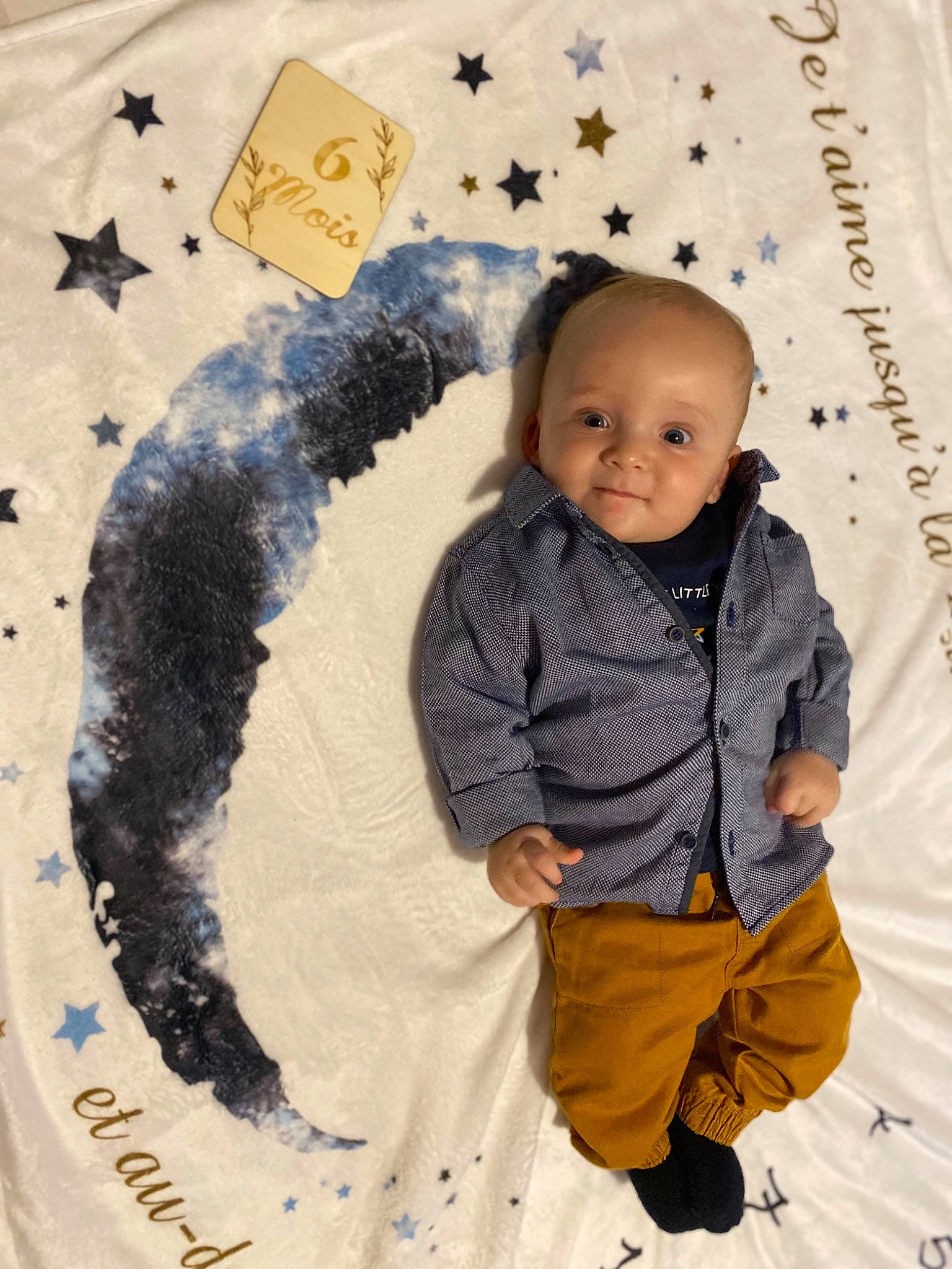 Ylhan a rejoint le concours — aidez-le/la à gagner de superbes lots ! art, baby, baby_toddler_clothing, child, facial_expression, hairstyle, happy, illustration, leaf, linens, pattern, people_in_nature, person, play, sleeve, smile, t_shirt, tail, toddler, tree