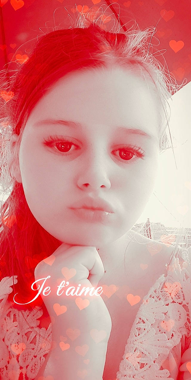 Tylie a rejoint le concours — aidez-le/la à gagner de superbes lots ! cheek, chin, eye, eyebrow, eyelash, facial_expression, flash_photography, happy, iris, jaw, lip, magenta, mouth, nose, person, petal, pink, red, skin, toy