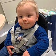 Lino a rejoint le concours — aidez-le/la à gagner de superbes lots ! baby, blue_clothing, casual, child, curious, cute, expression, face, furniture, hand, high_chair, indoor, mickey_mouse, person, seat, snack, straps, table, toddler, young_child